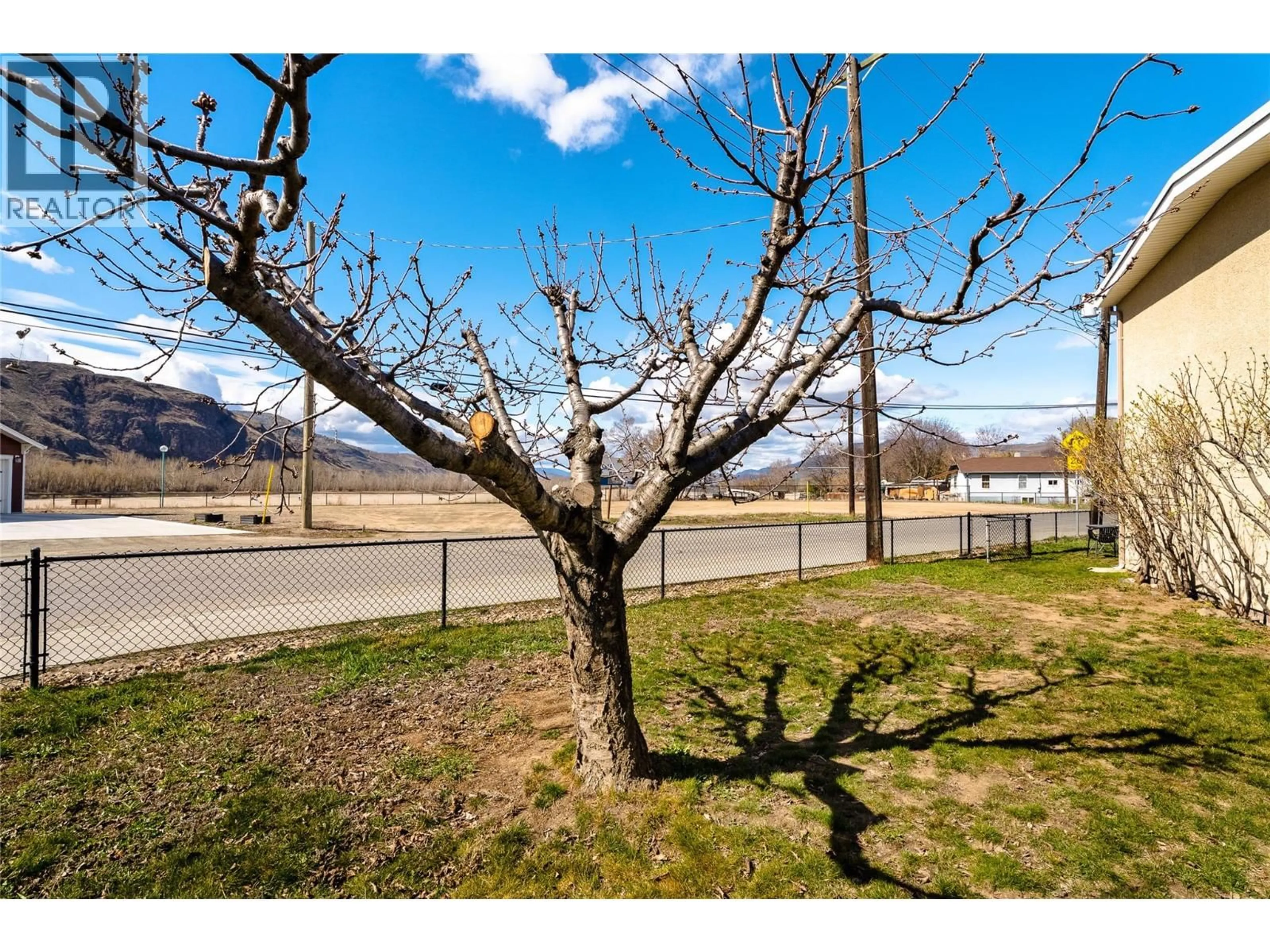 A pic from outside/outdoor area/front of a property/back of a property/a pic from drone, unknown for 288 PARK STREET, Kamloops British Columbia V2B4A7