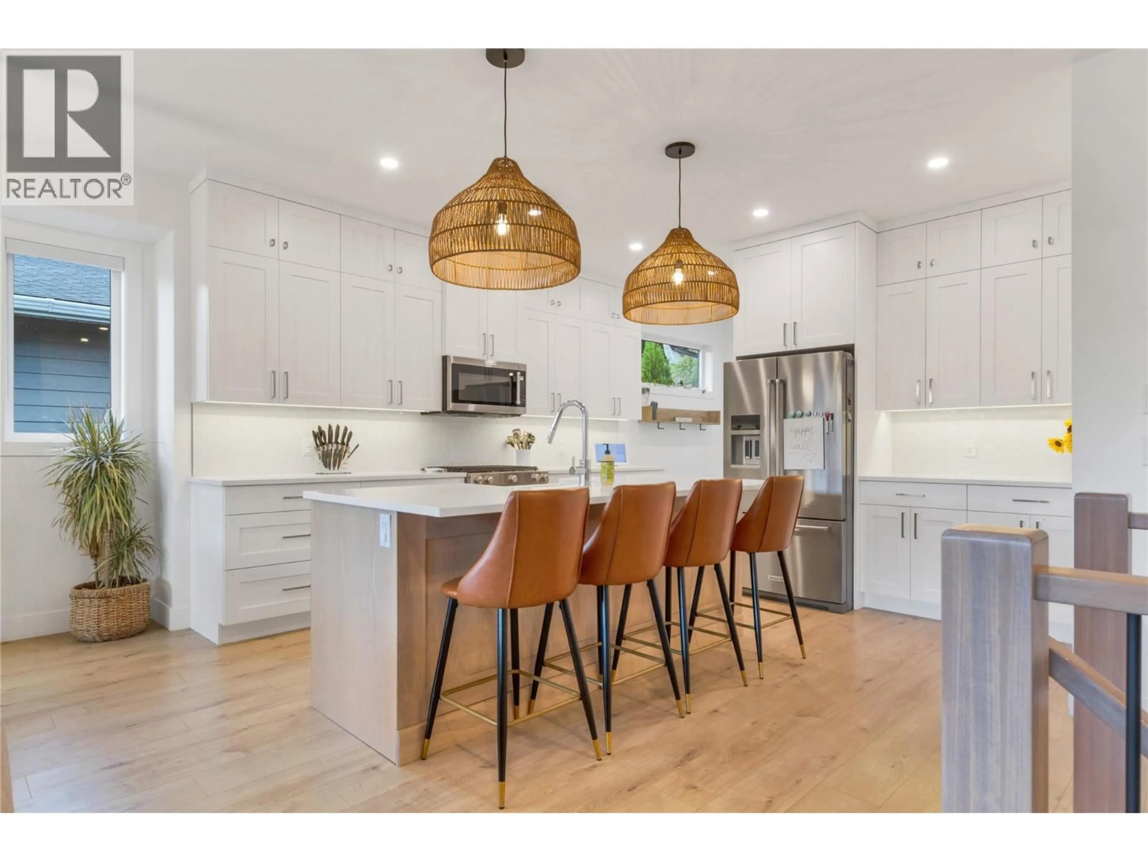 Open concept kitchen, wood/laminate floor for 11559 MIDDLETON COURT, Lake Country British Columbia V4V1G6