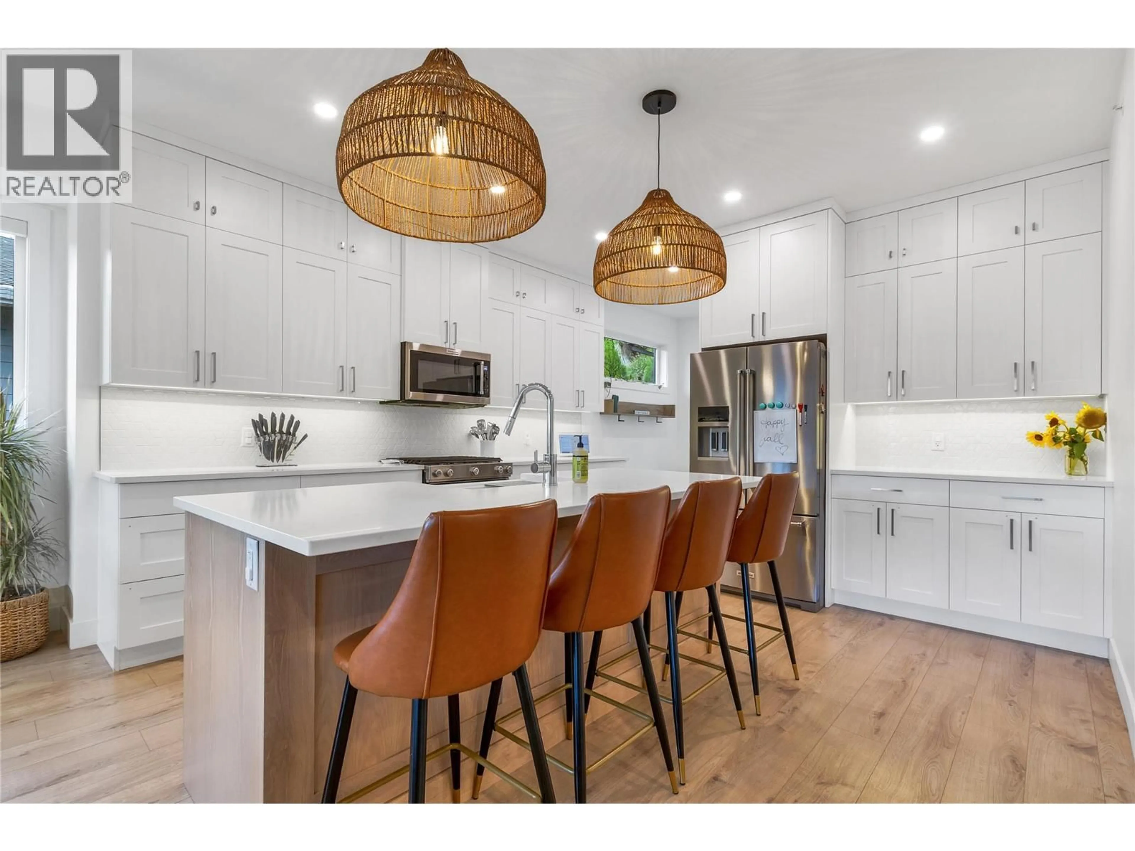 Open concept kitchen, wood/laminate floor for 11559 MIDDLETON COURT, Lake Country British Columbia V4V1G6