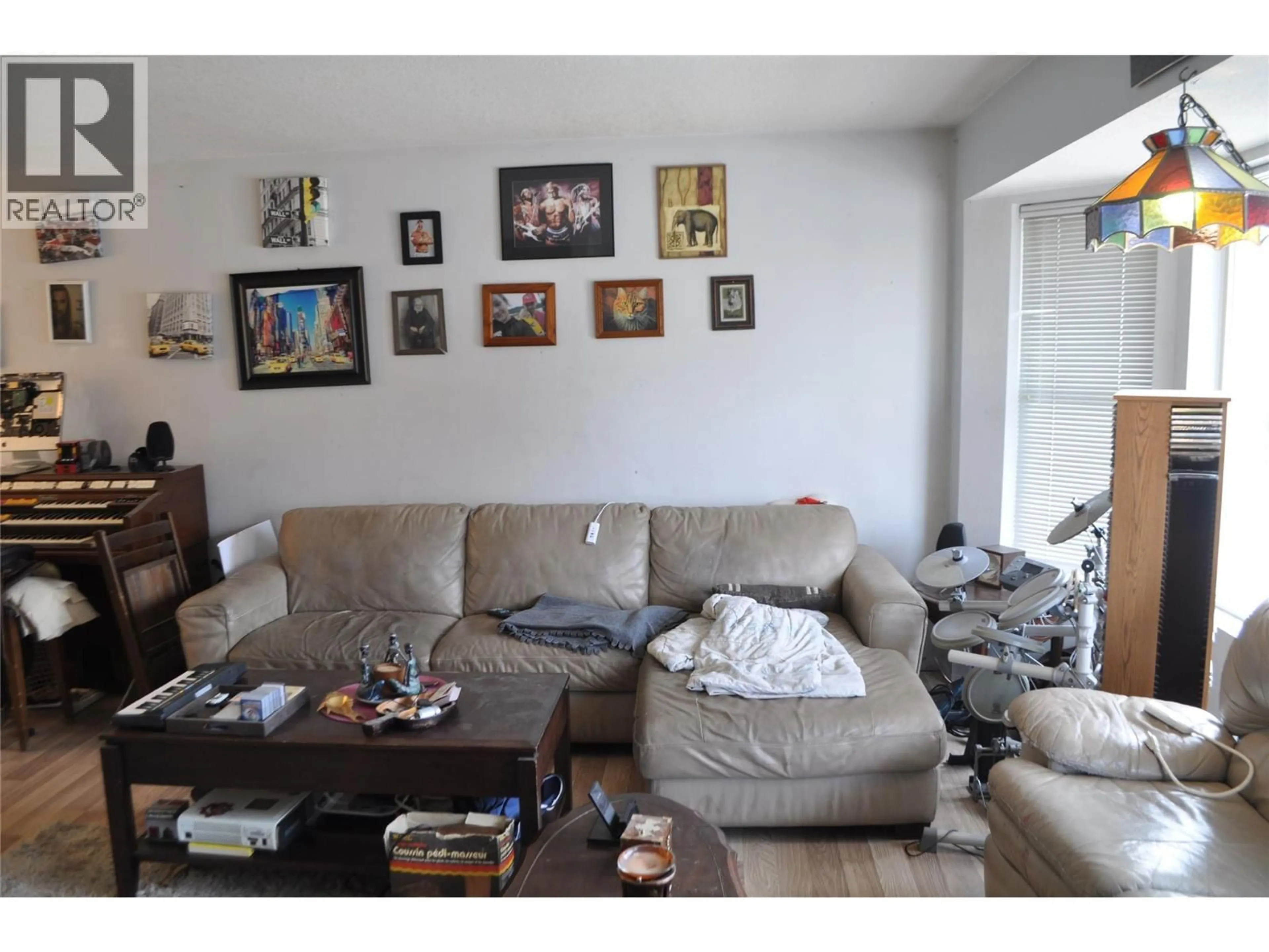 Living room with furniture, wood/laminate floor for 5 - 407 BAIRD AVENUE, Enderby British Columbia V4Y4A2