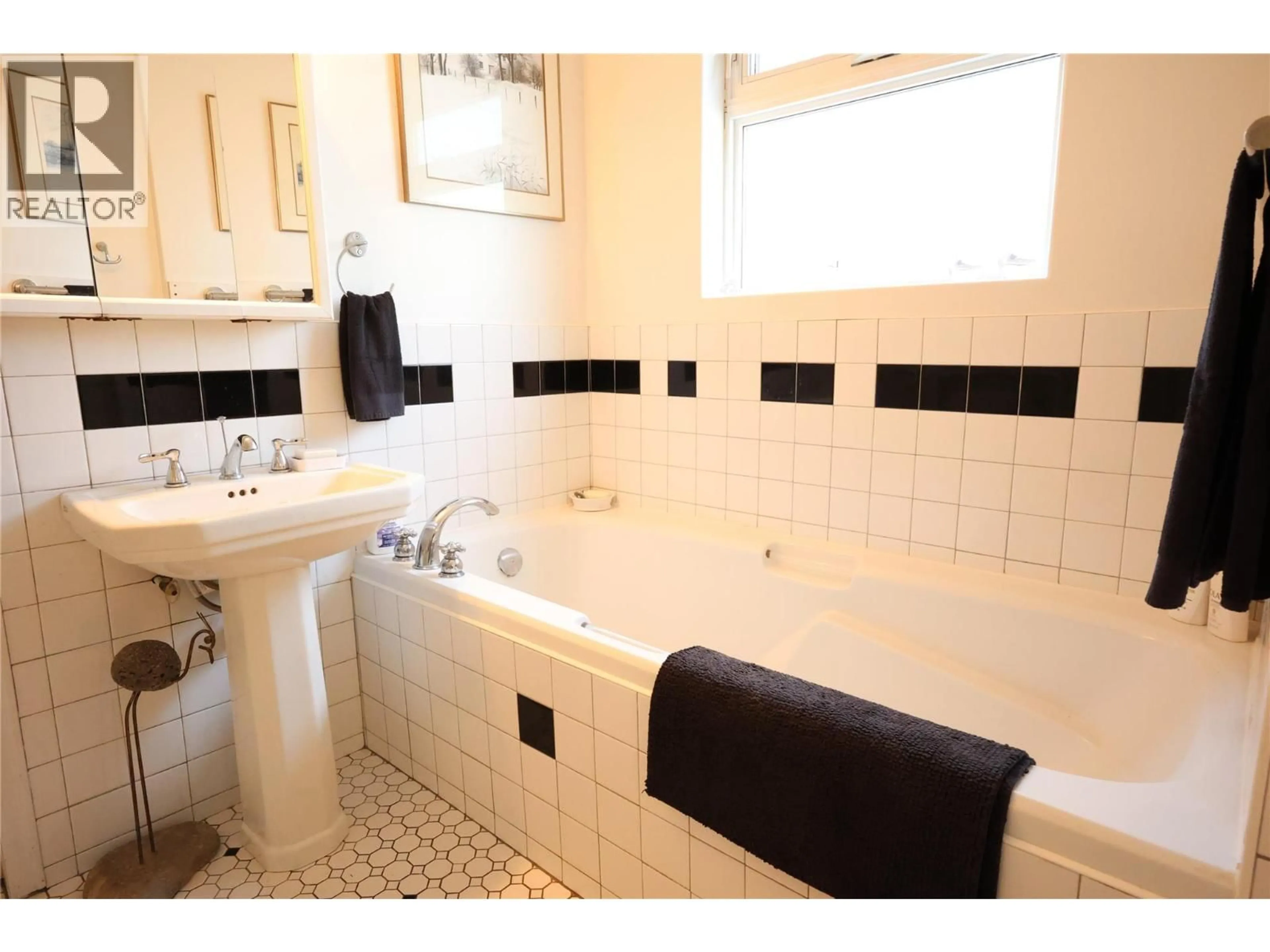 Standard bathroom, ceramic/tile floor for 8230 HWY 5A HIGHWAY, Merritt British Columbia V1K1B8