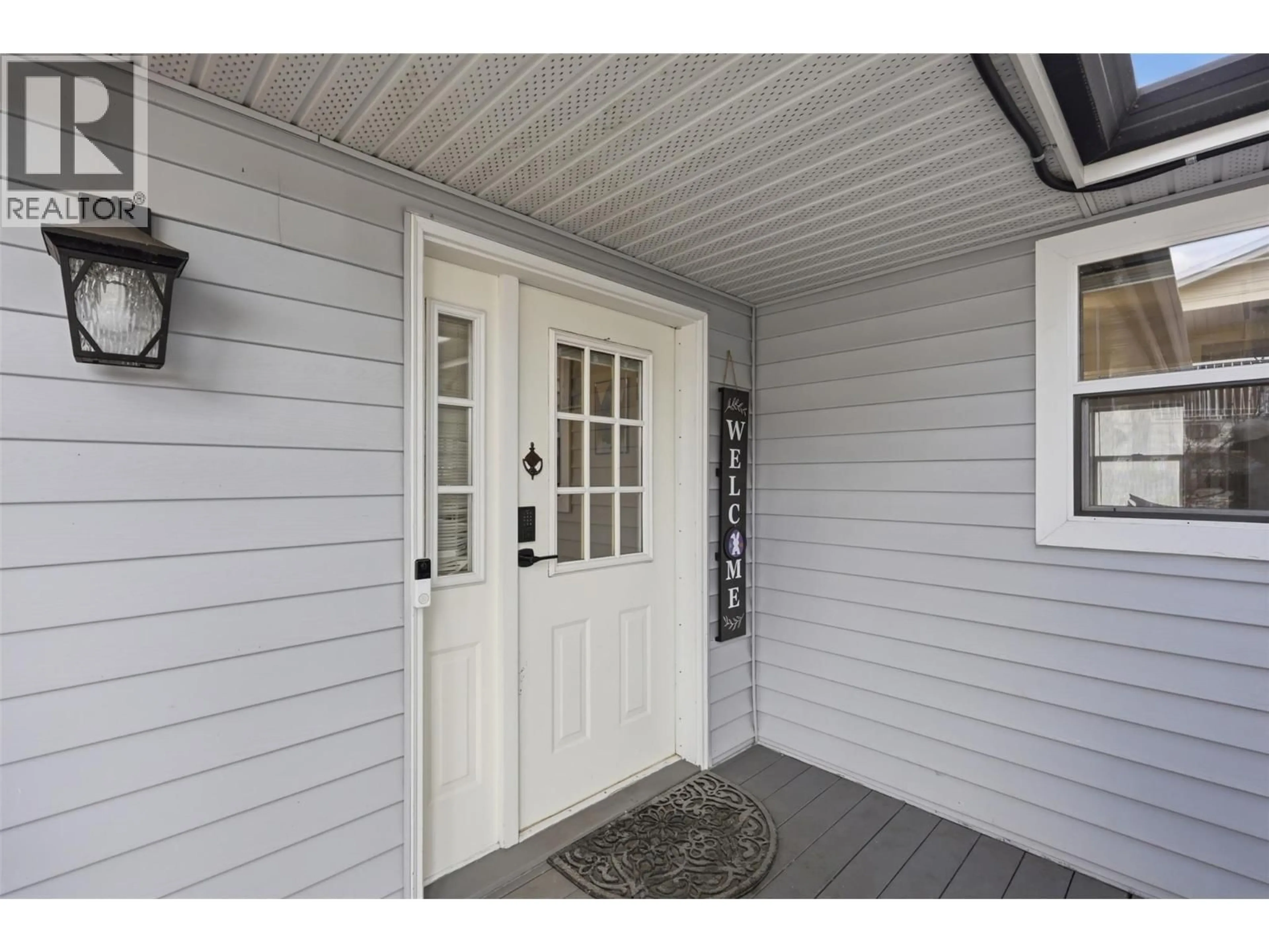 Indoor entryway for 863 WAWN ROAD, Kamloops British Columbia V2B6N3