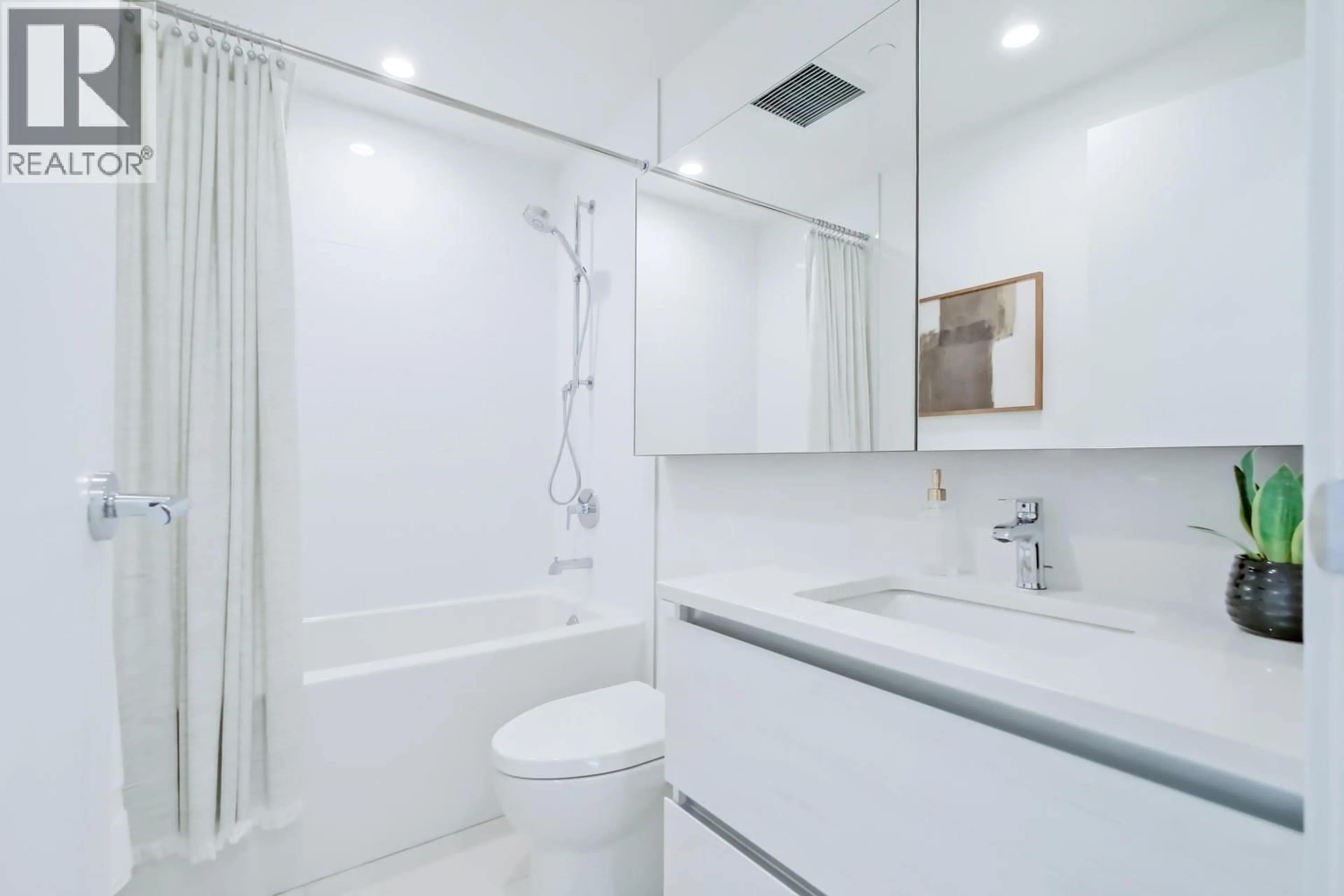 Standard bathroom, ceramic/tile floor for 3207 - 1626 WATER STREET, Kelowna British Columbia V1Y1J9