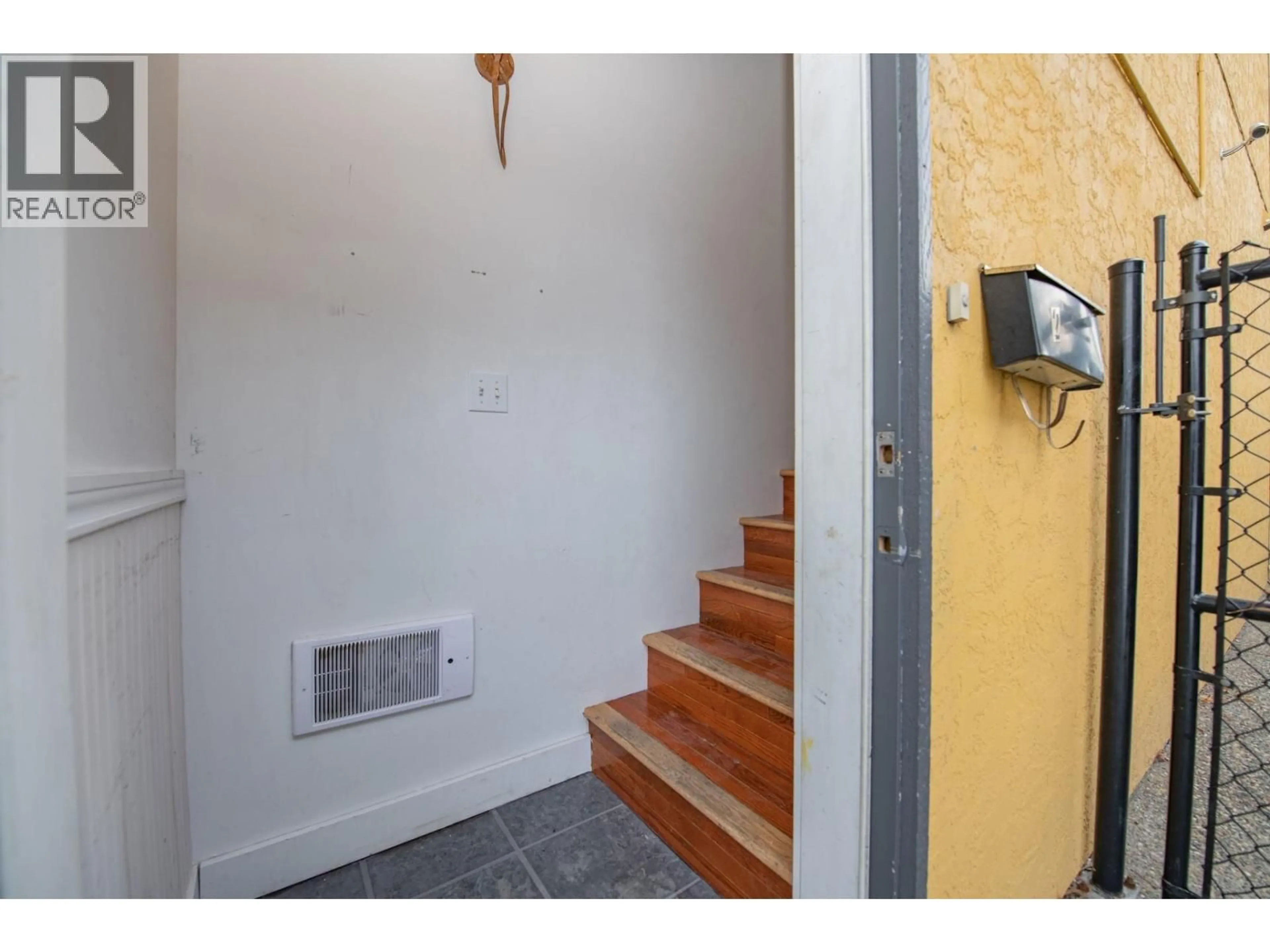 Indoor entryway for 2 - 3414A 28TH AVENUE, Vernon British Columbia V1T1W9