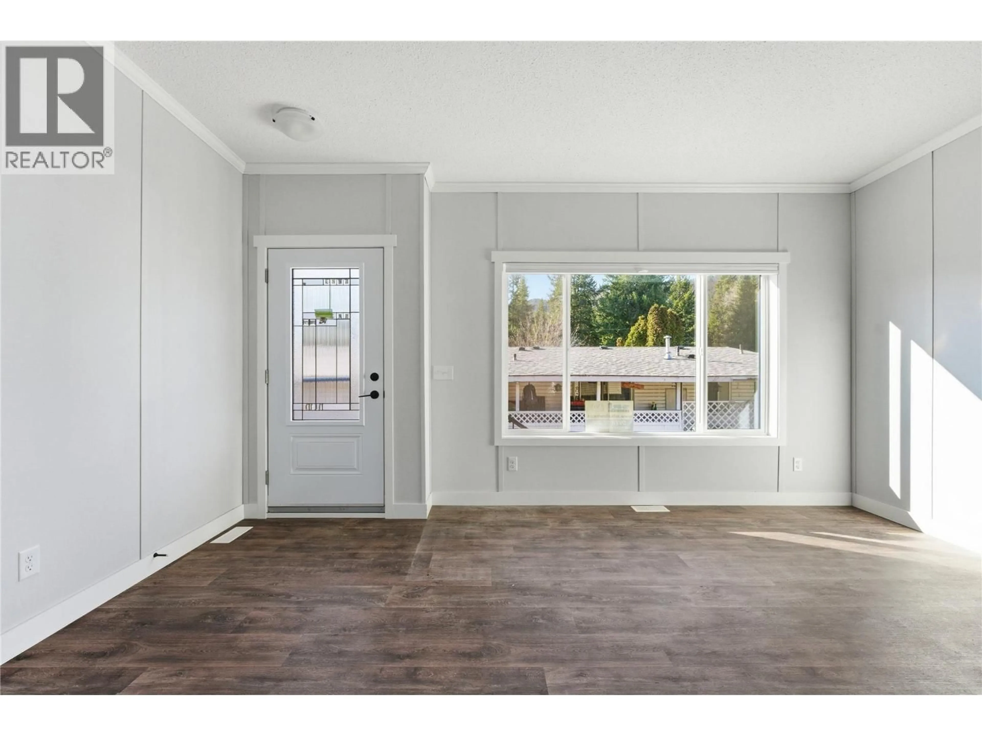 Indoor entryway for 42 - 1361 30 STREET SOUTHEAST, Salmon Arm British Columbia V1E2N4