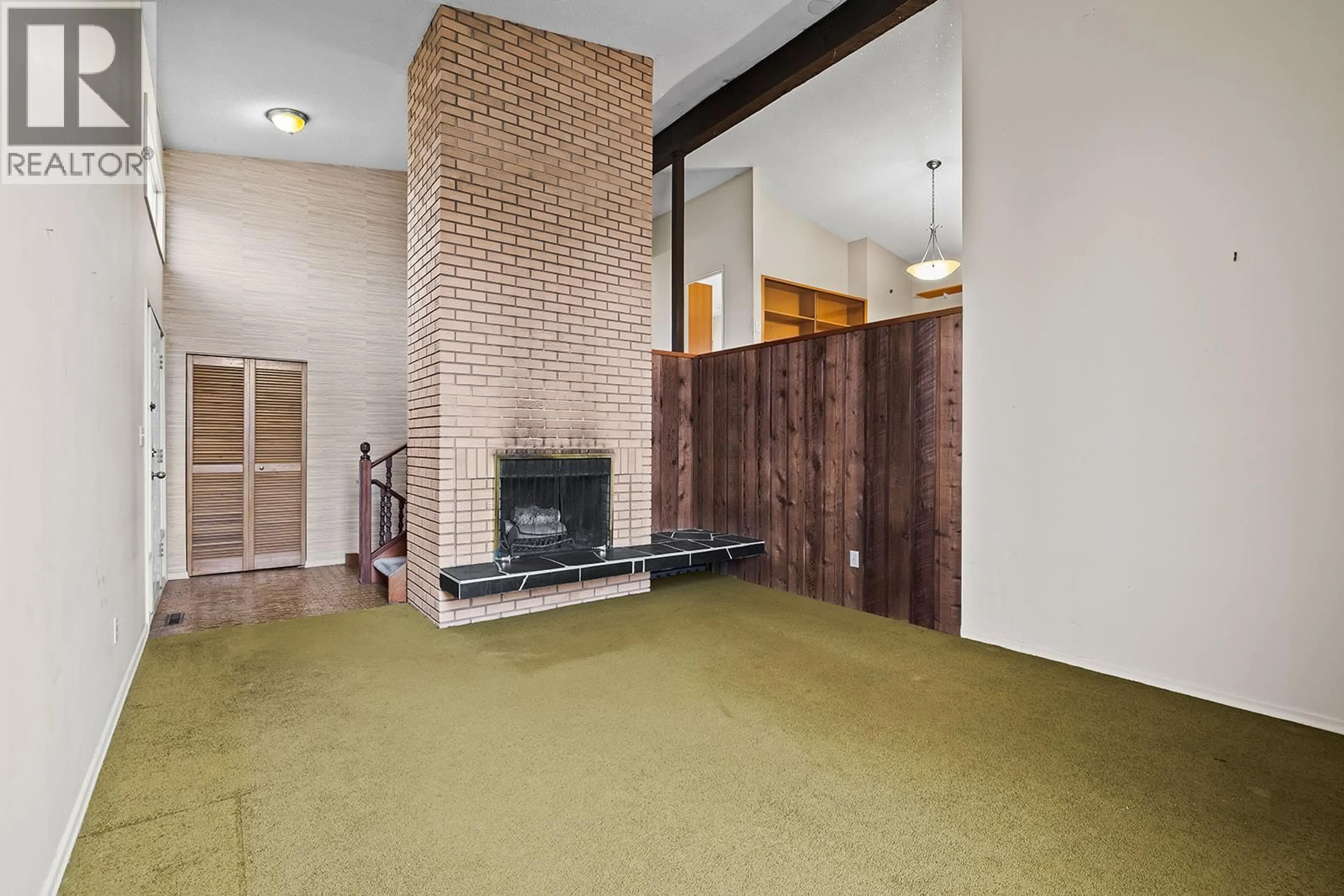 Indoor foyer for 1424 LOMBARDY SQUARE, Kelowna British Columbia V1Y3S7