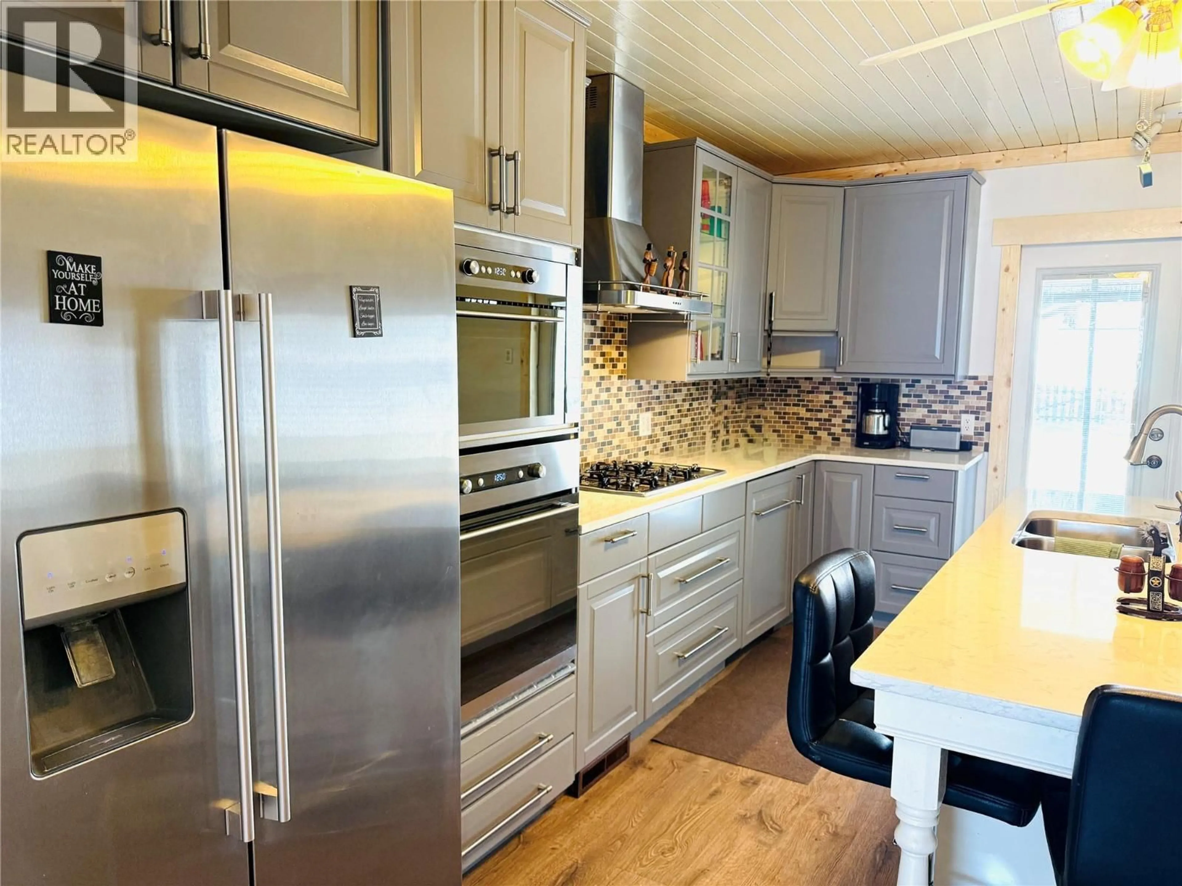 Contemporary kitchen, wood/laminate floor for 4955 LUCK AVENUE, Canal Flats British Columbia V0B1B0