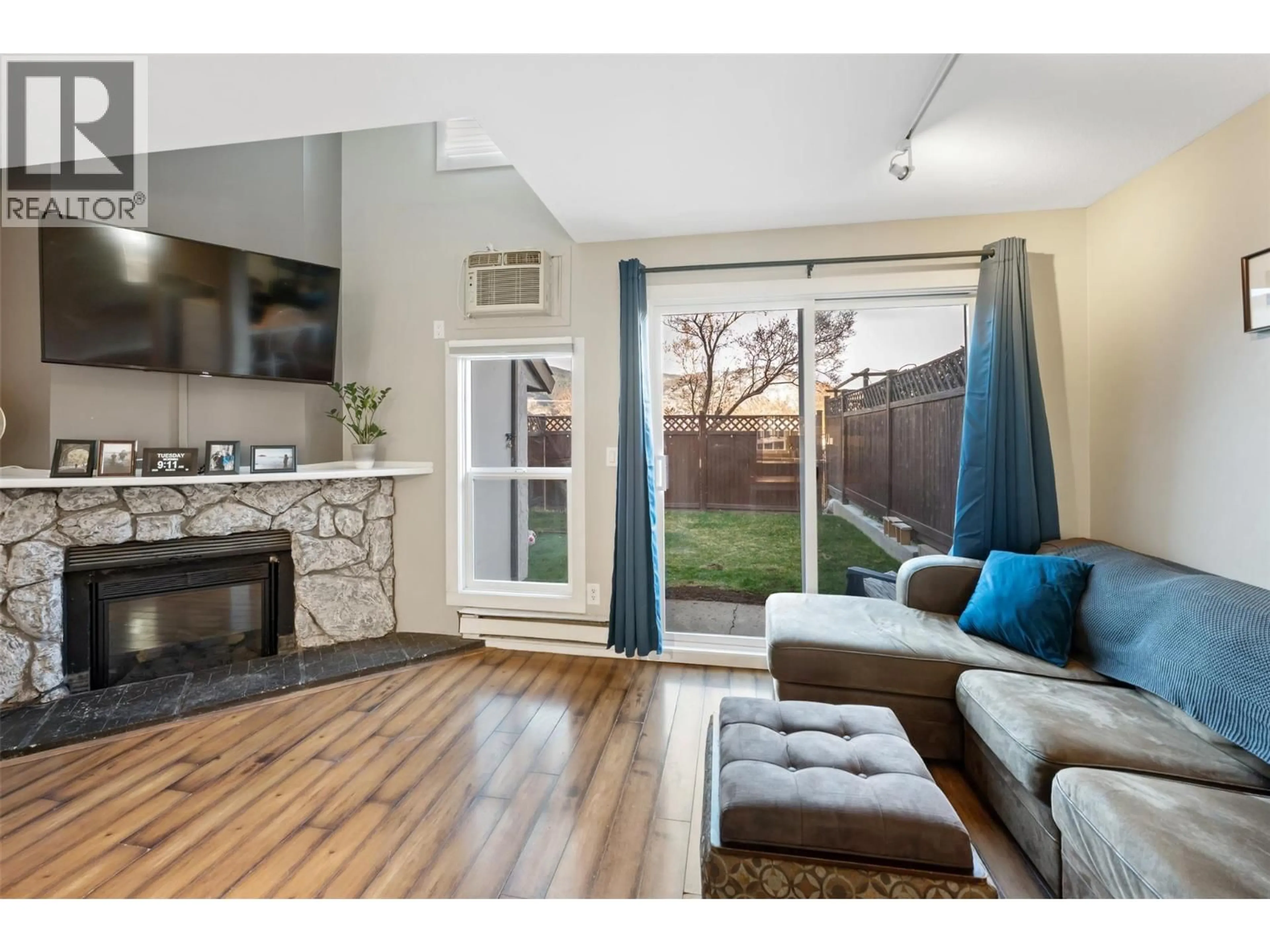 Living room with furniture, wood/laminate floor for 14 - 80 GREEN AVENUE EAST, Penticton British Columbia V2A7P4