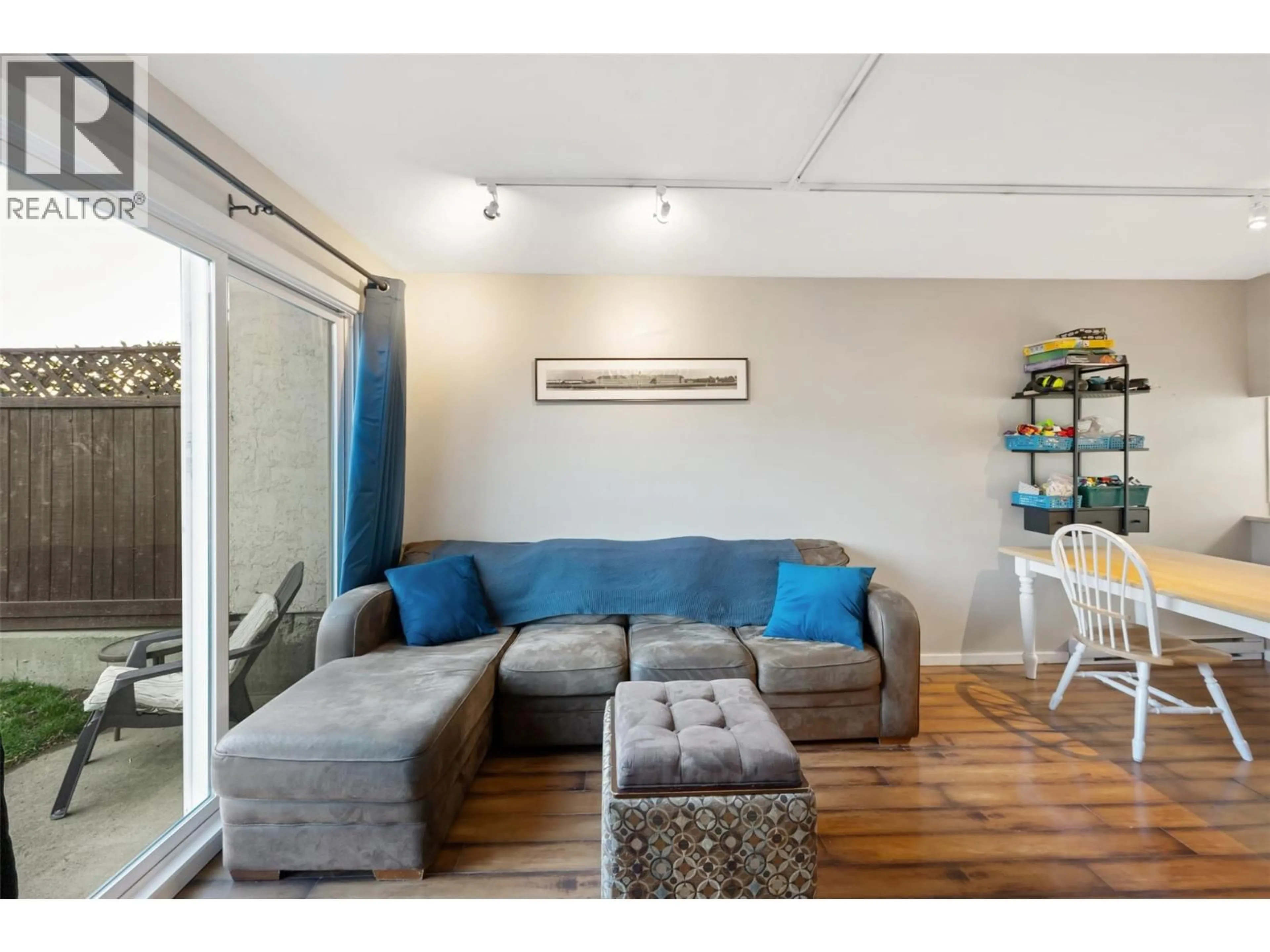 Living room with furniture, wood/laminate floor for 14 - 80 GREEN AVENUE EAST, Penticton British Columbia V2A7P4