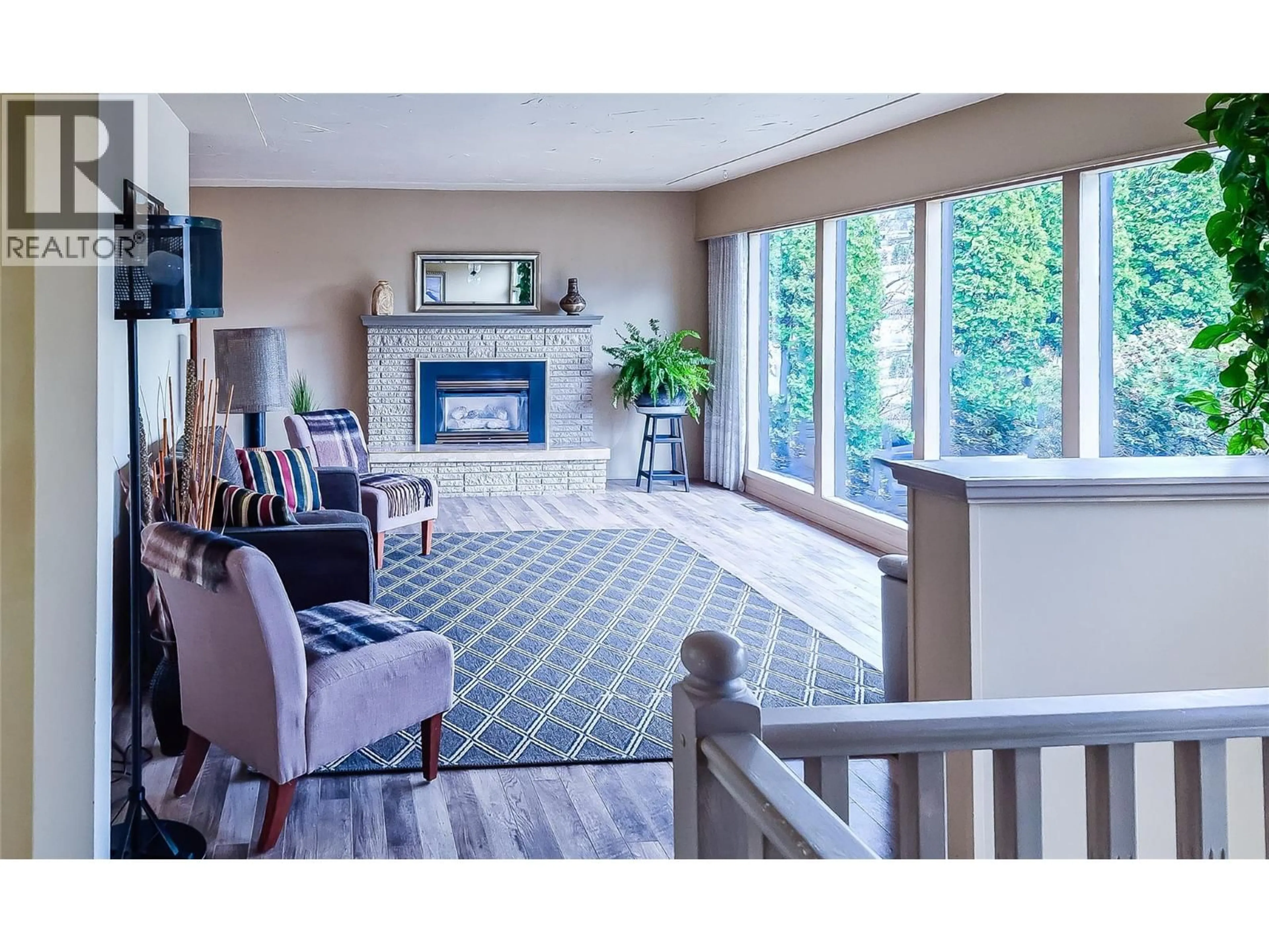 Living room with furniture, carpet floor for 125 KINNEY AVENUE, Penticton British Columbia V2A3P2