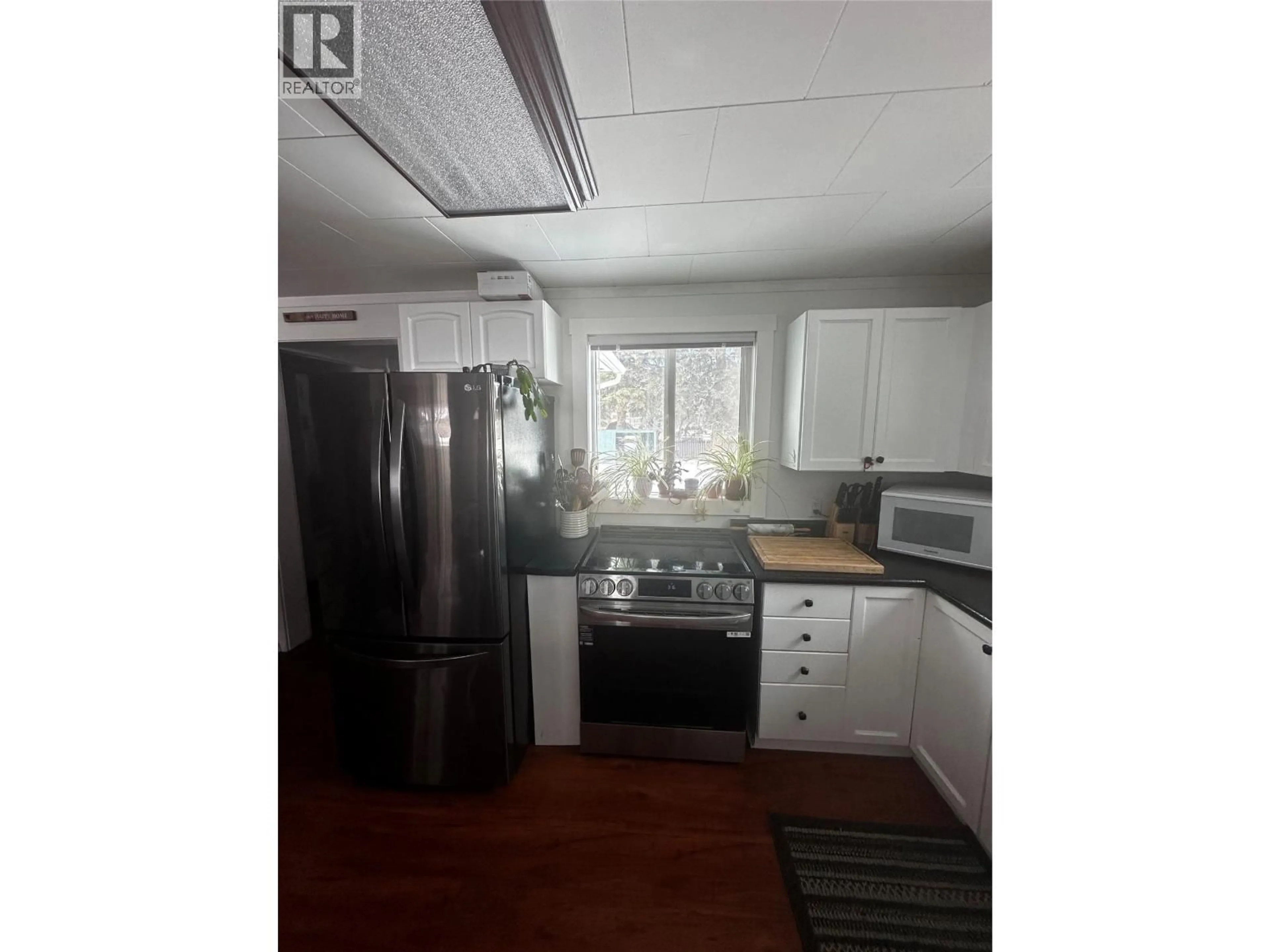 Standard kitchen, unknown for 5109 43 STREET NORTHEAST, Chetwynd British Columbia V0C1J0
