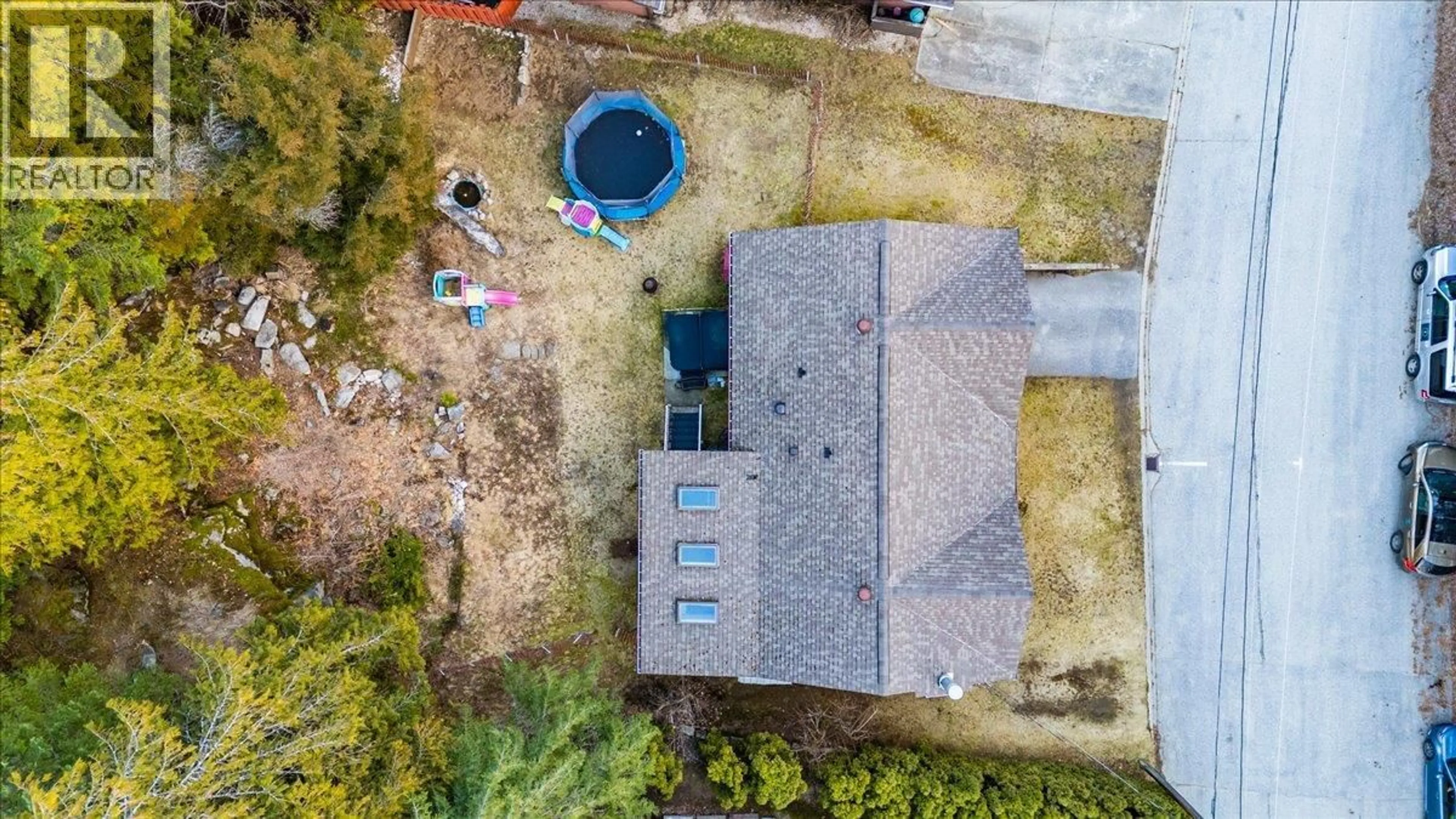 A pic from outside/outdoor area/front of a property/back of a property/a pic from drone, unknown for 1441 MEADOWBROOK DRIVE, Castlegar British Columbia V1L3L9