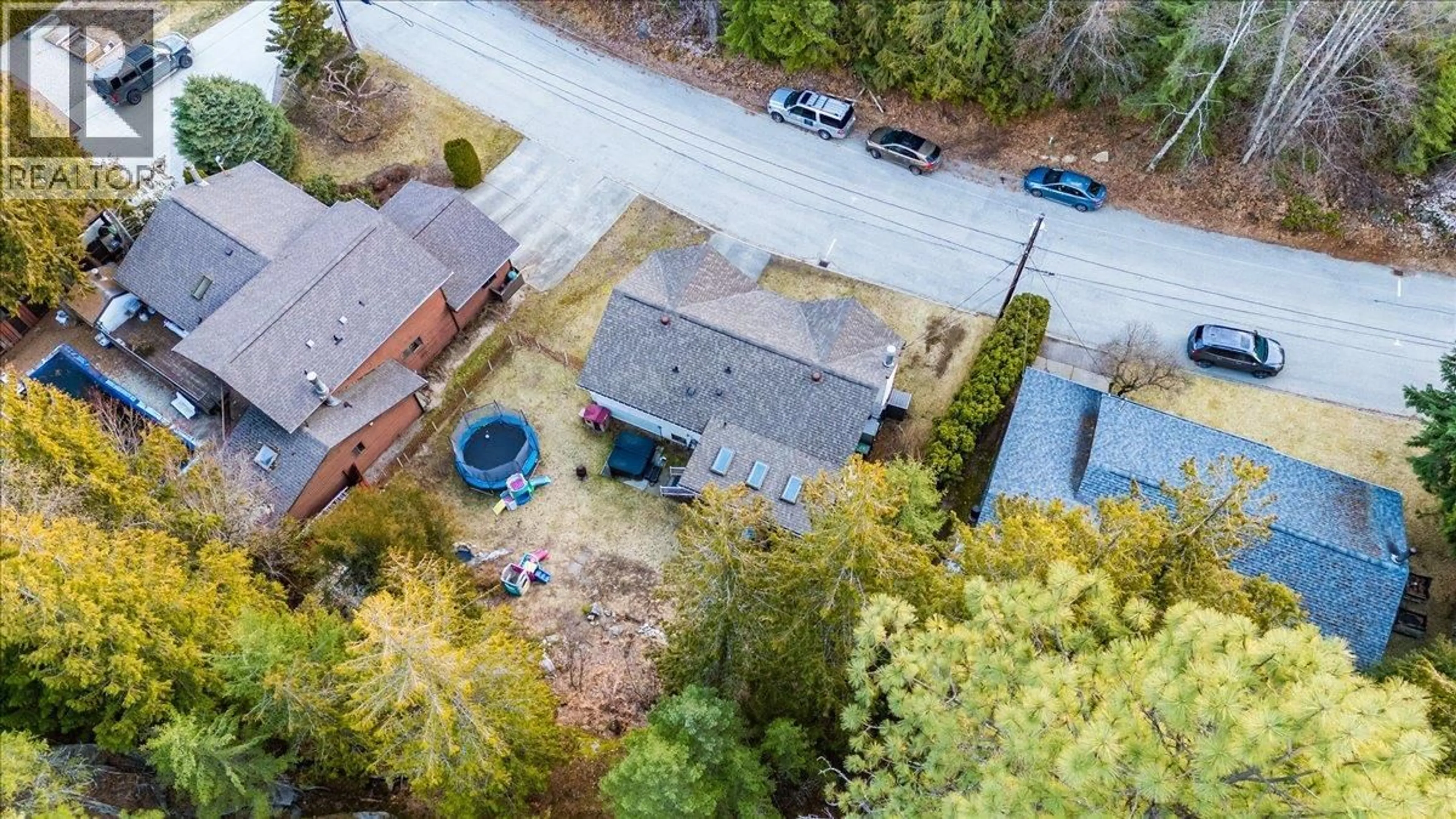 A pic from outside/outdoor area/front of a property/back of a property/a pic from drone, street for 1441 MEADOWBROOK DRIVE, Castlegar British Columbia V1L3L9