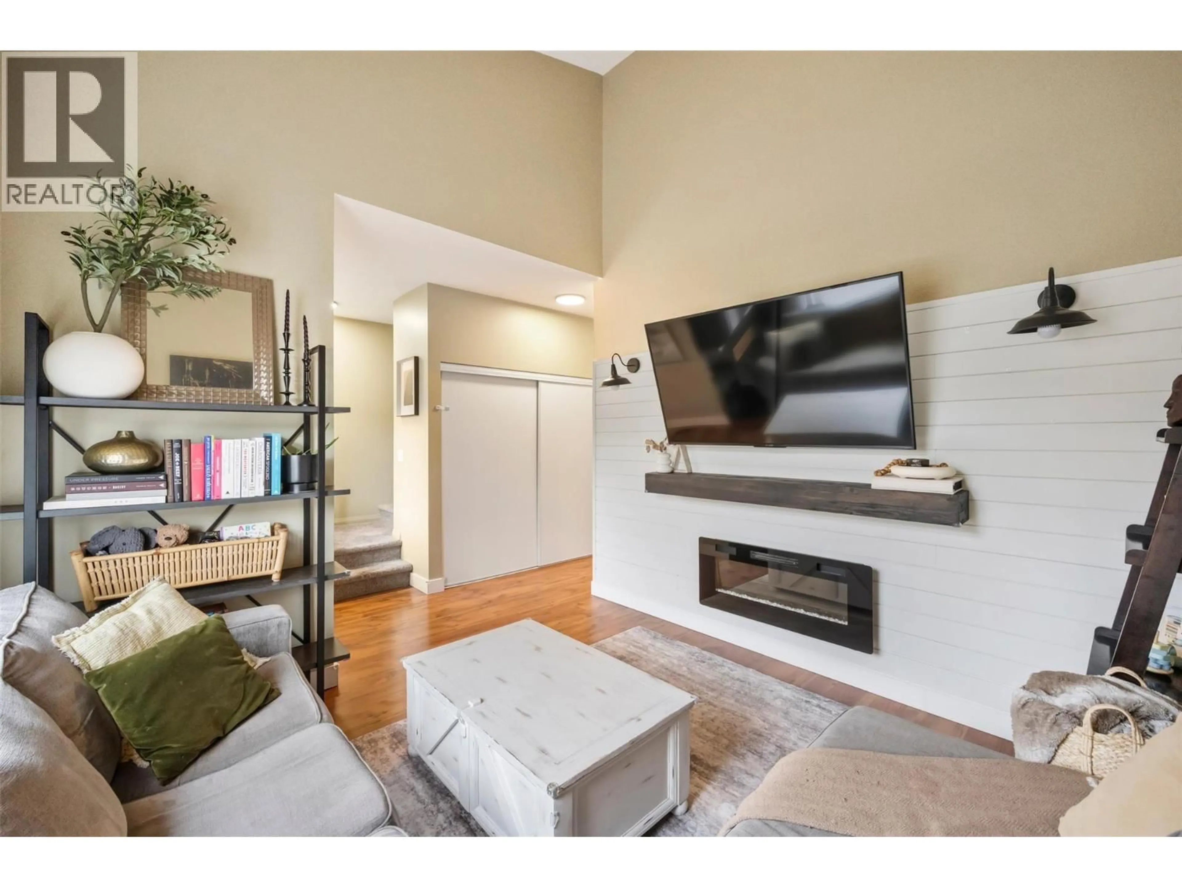 Living room with furniture, wood/laminate floor for 127 - 48 GALT AVENUE, Penticton British Columbia V2A9C3