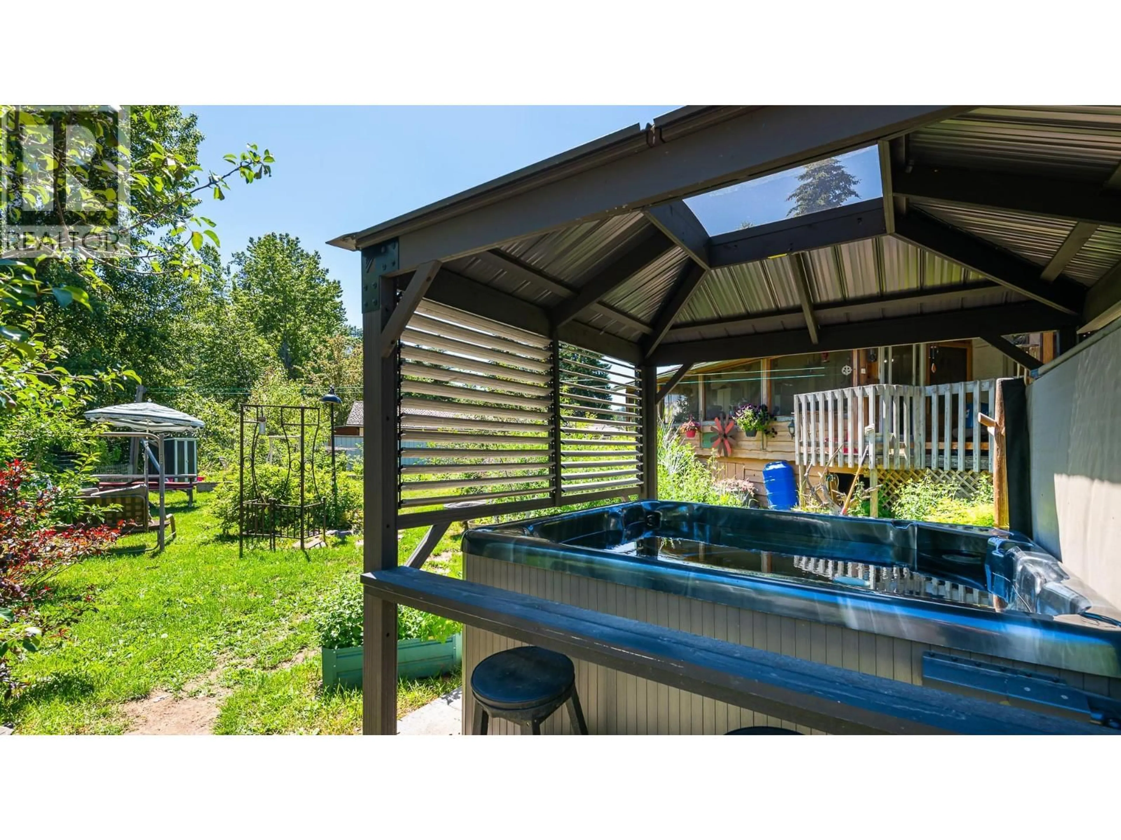 Patio, water/lake/river/ocean view for 9005 3 & 95 HIGHWAY, Yahk British Columbia V0B2P0