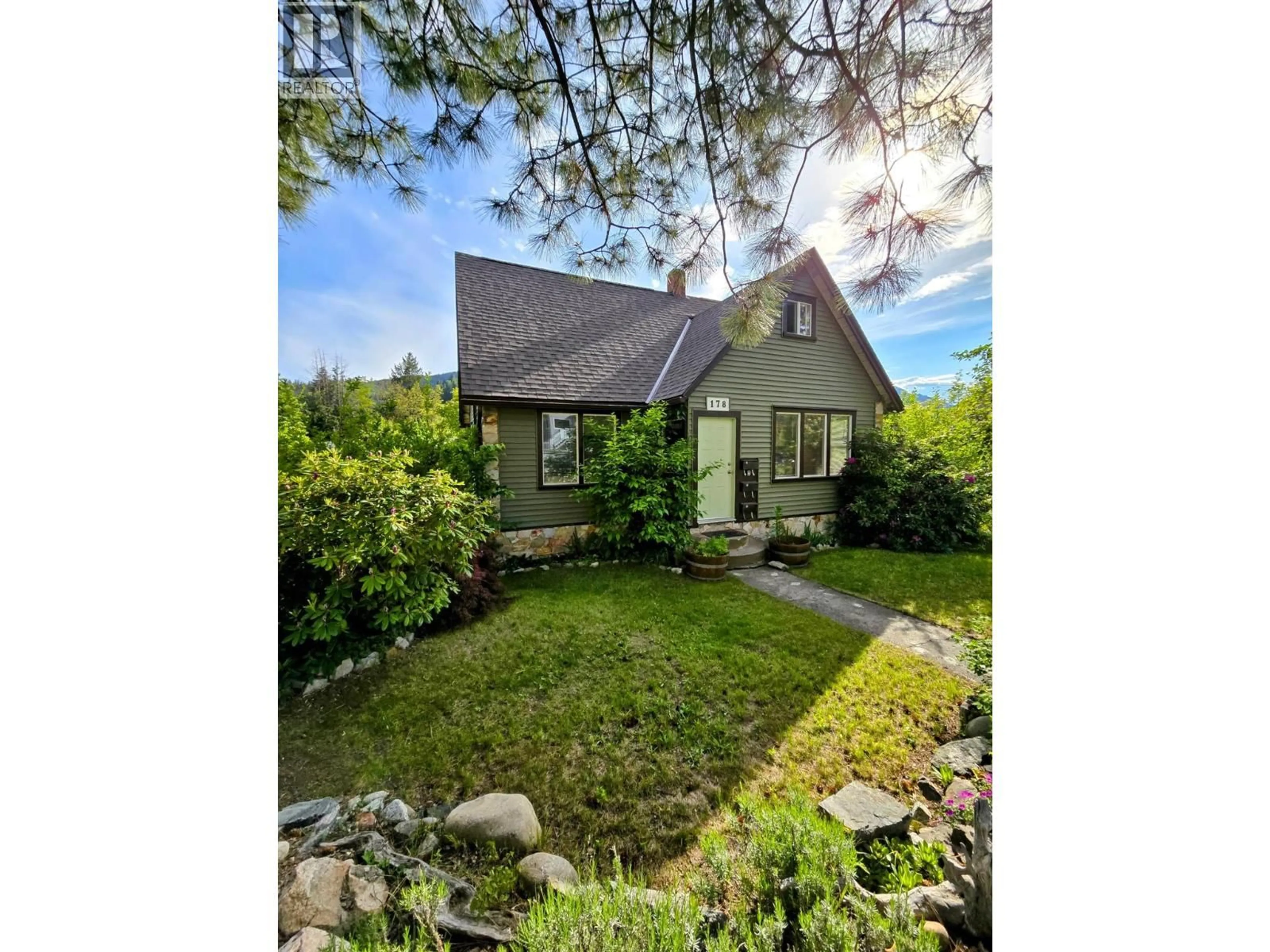 A pic from outside/outdoor area/front of a property/back of a property/a pic from drone, street for 178 COLUMBIA AVENUE, Castlegar British Columbia V1N1A9