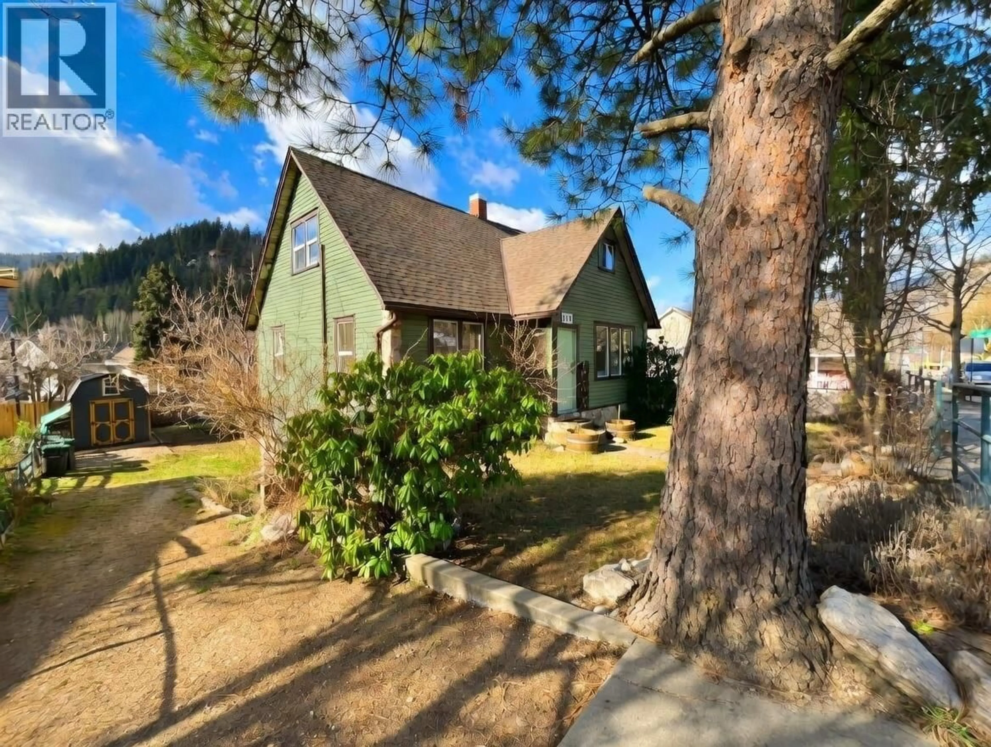A pic from outside/outdoor area/front of a property/back of a property/a pic from drone, unknown for 178 COLUMBIA AVENUE, Castlegar British Columbia V1N1A9