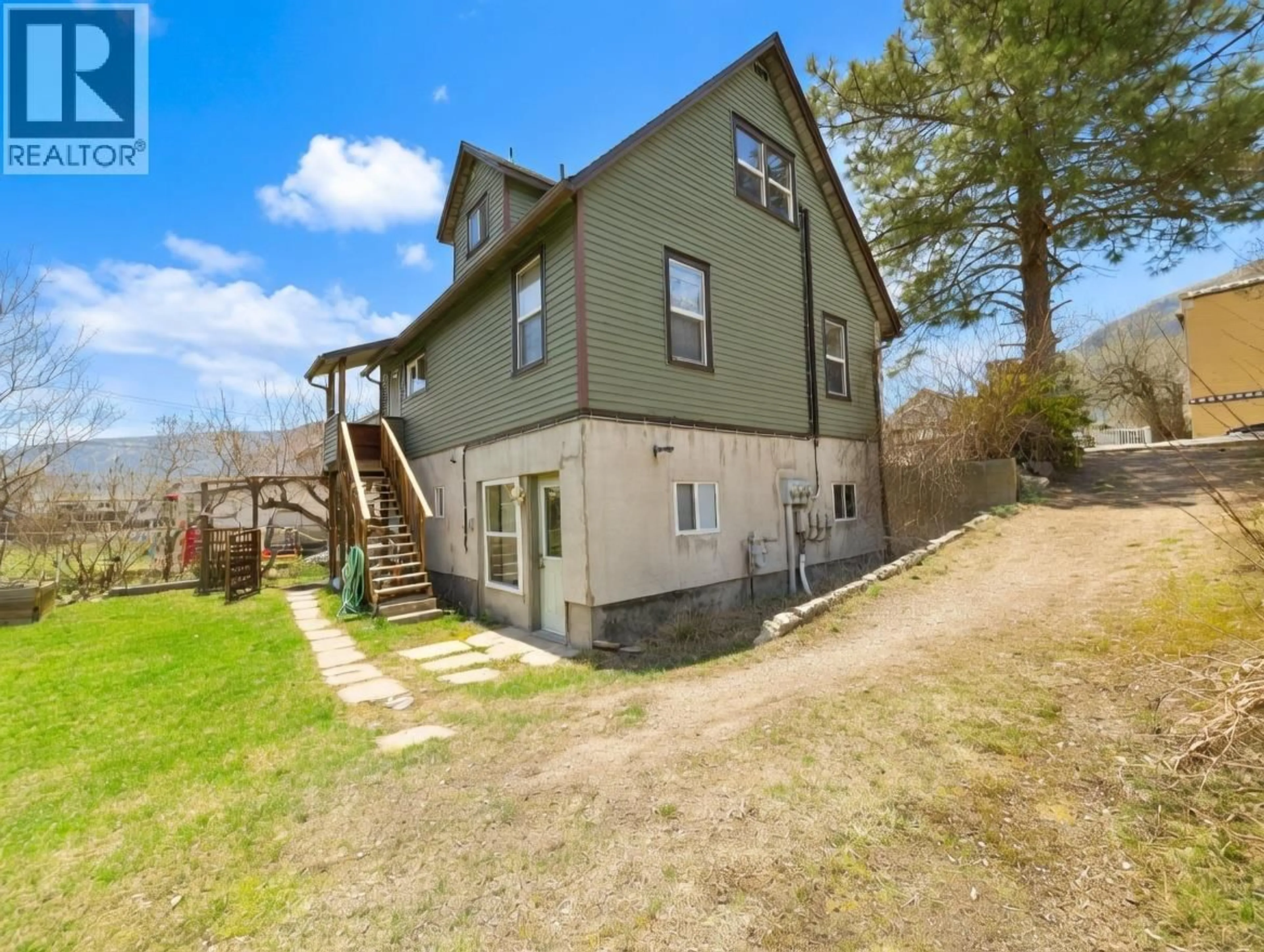 A pic from outside/outdoor area/front of a property/back of a property/a pic from drone, unknown for 178 COLUMBIA AVENUE, Castlegar British Columbia V1N1A9