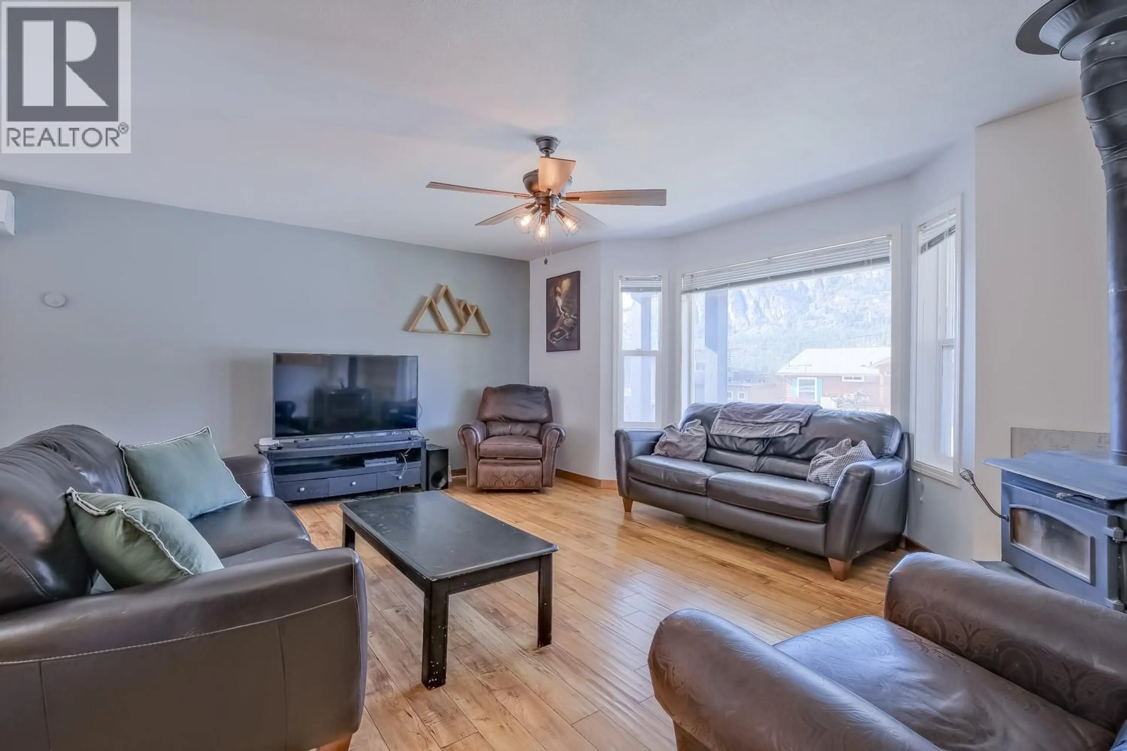 Living room with furniture, wood/laminate floor for 3157 VASEUX LAKE CRESCENT, Okanagan Falls British Columbia V0H1R2