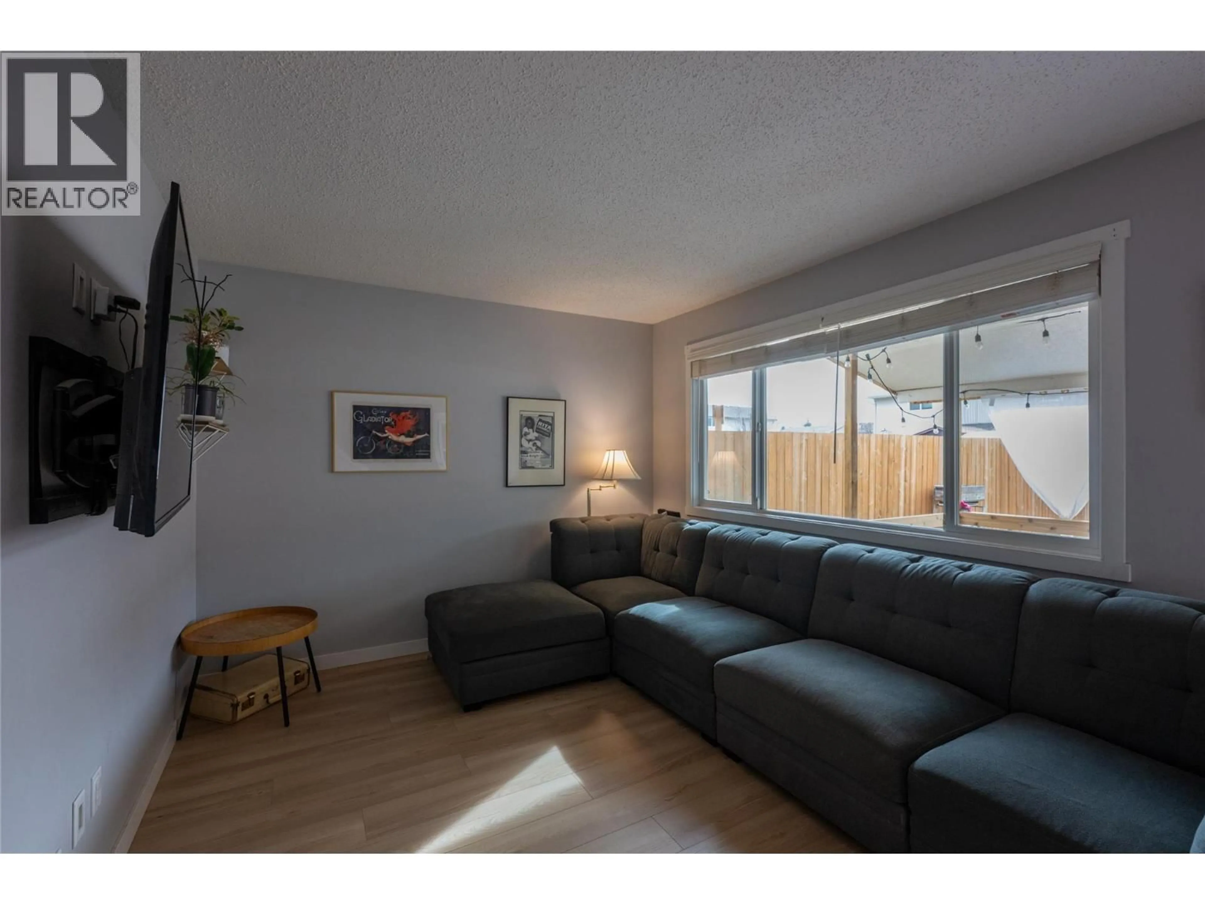 Living room with furniture, wood/laminate floor for 10 - 1697 GREENFIELD AVENUE, Kamloops British Columbia V2B4N5
