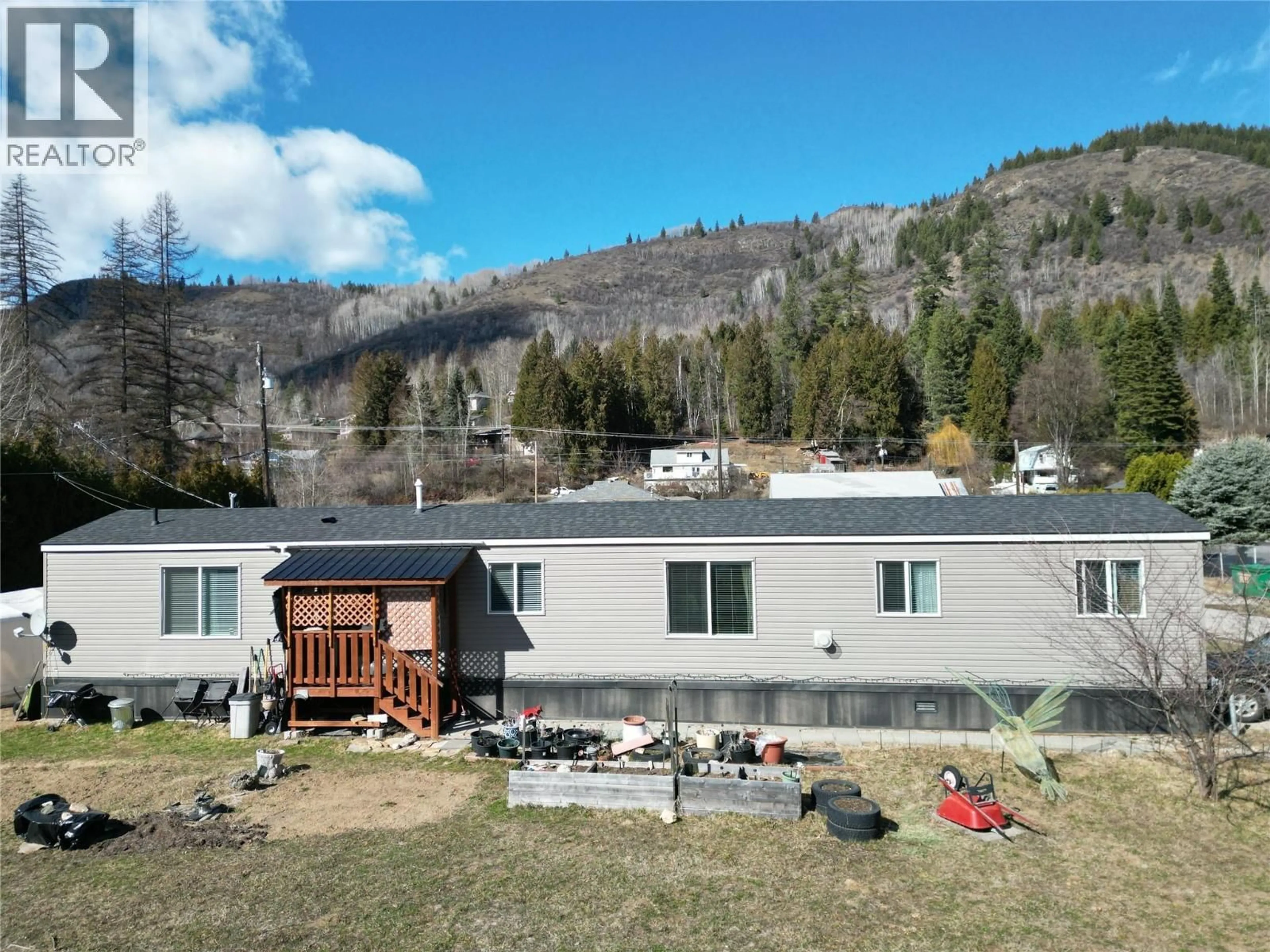 A pic from outside/outdoor area/front of a property/back of a property/a pic from drone, mountain view for 2 - 1034 HIGHWAY 3B OTHER, Montrose British Columbia V0G1P0