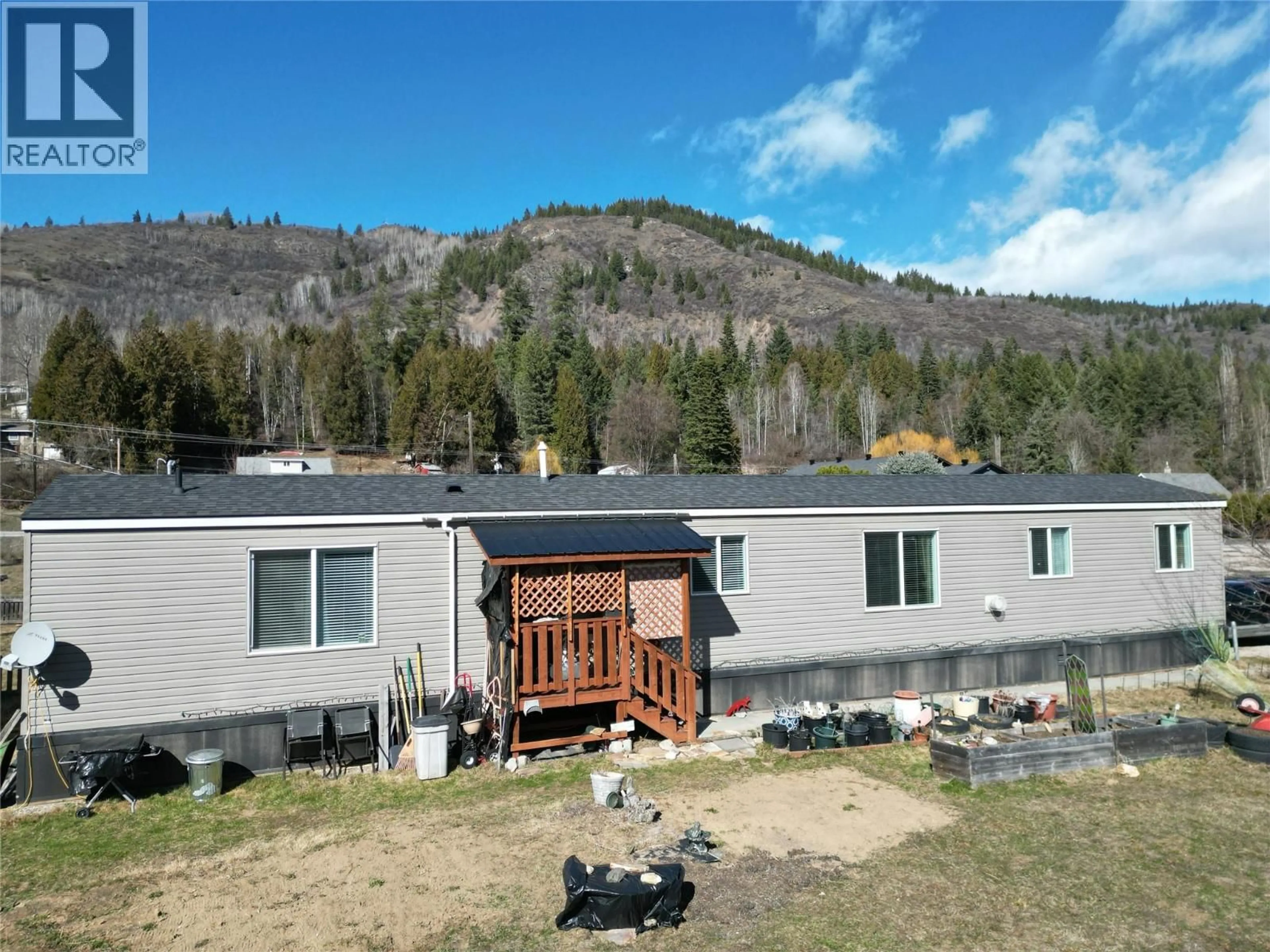 A pic from outside/outdoor area/front of a property/back of a property/a pic from drone, mountain view for 2 - 1034 HIGHWAY 3B OTHER, Montrose British Columbia V0G1P0