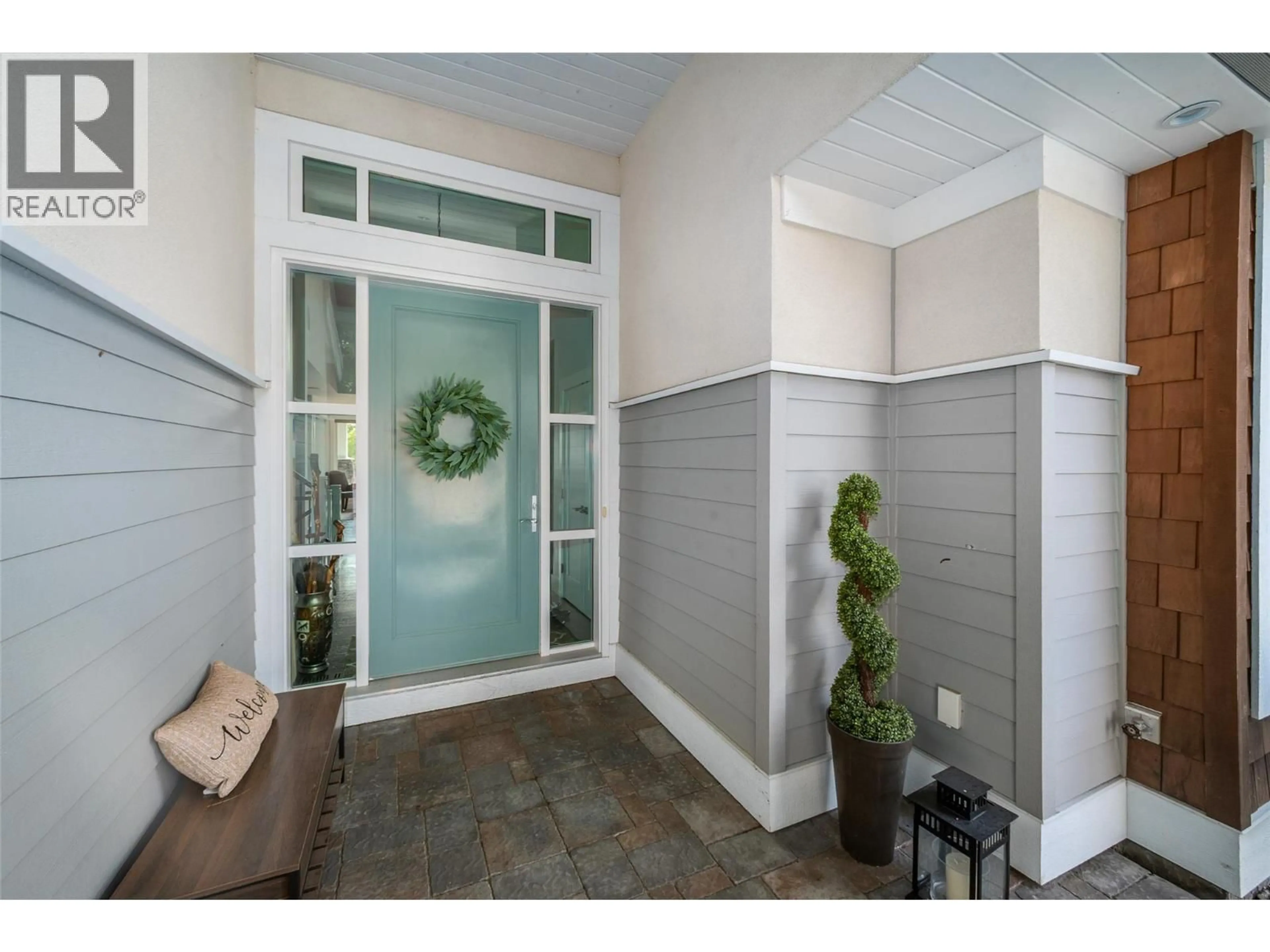 Indoor entryway for 131 SKYLAND DRIVE, Kelowna British Columbia V1V3A2