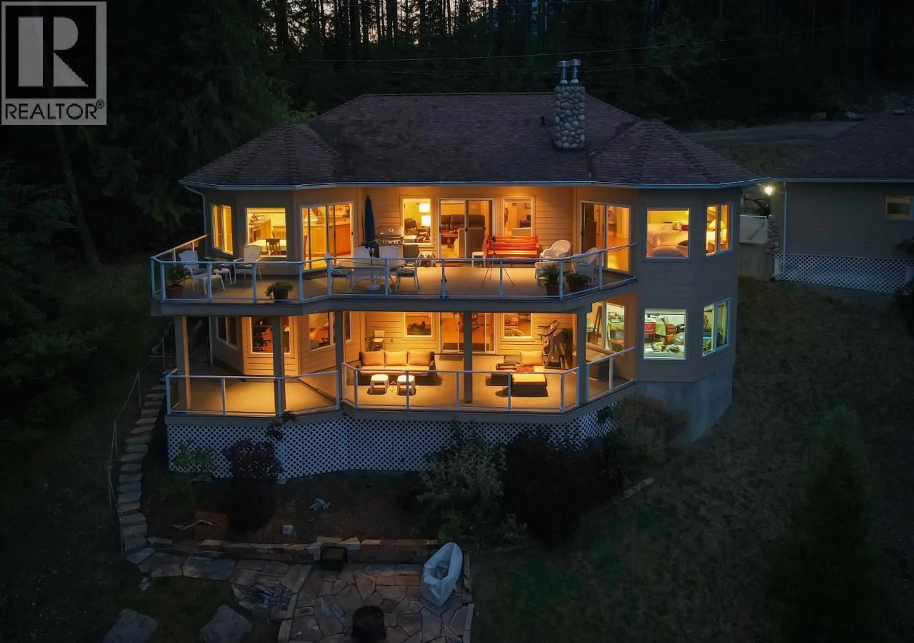 A pic from outside/outdoor area/front of a property/back of a property/a pic from drone, water/lake/river/ocean view for 924 QUEENS ROAD, Balfour British Columbia V0G1C0