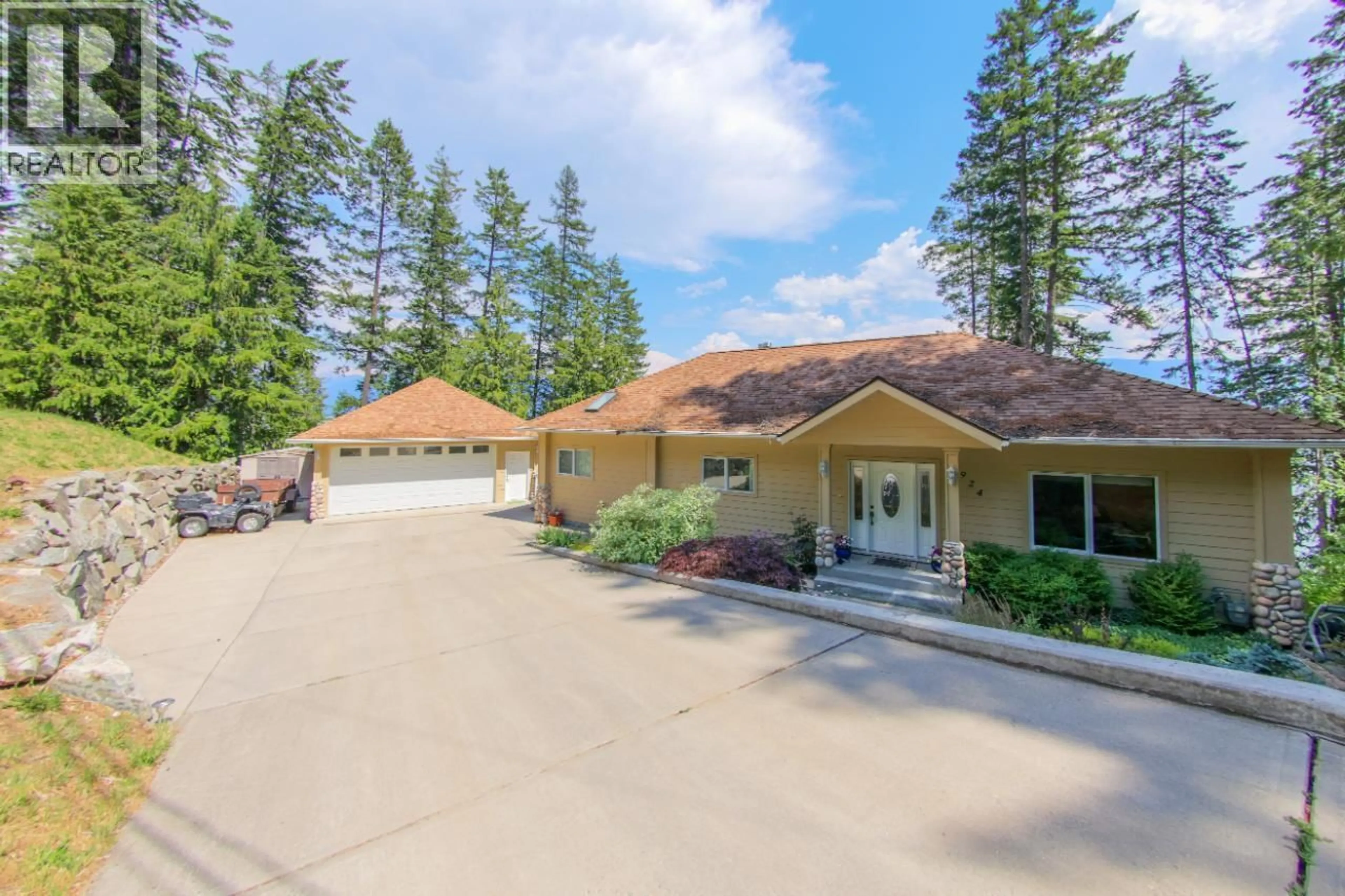 A pic from outside/outdoor area/front of a property/back of a property/a pic from drone, unknown for 924 QUEENS ROAD, Balfour British Columbia V0G1C0