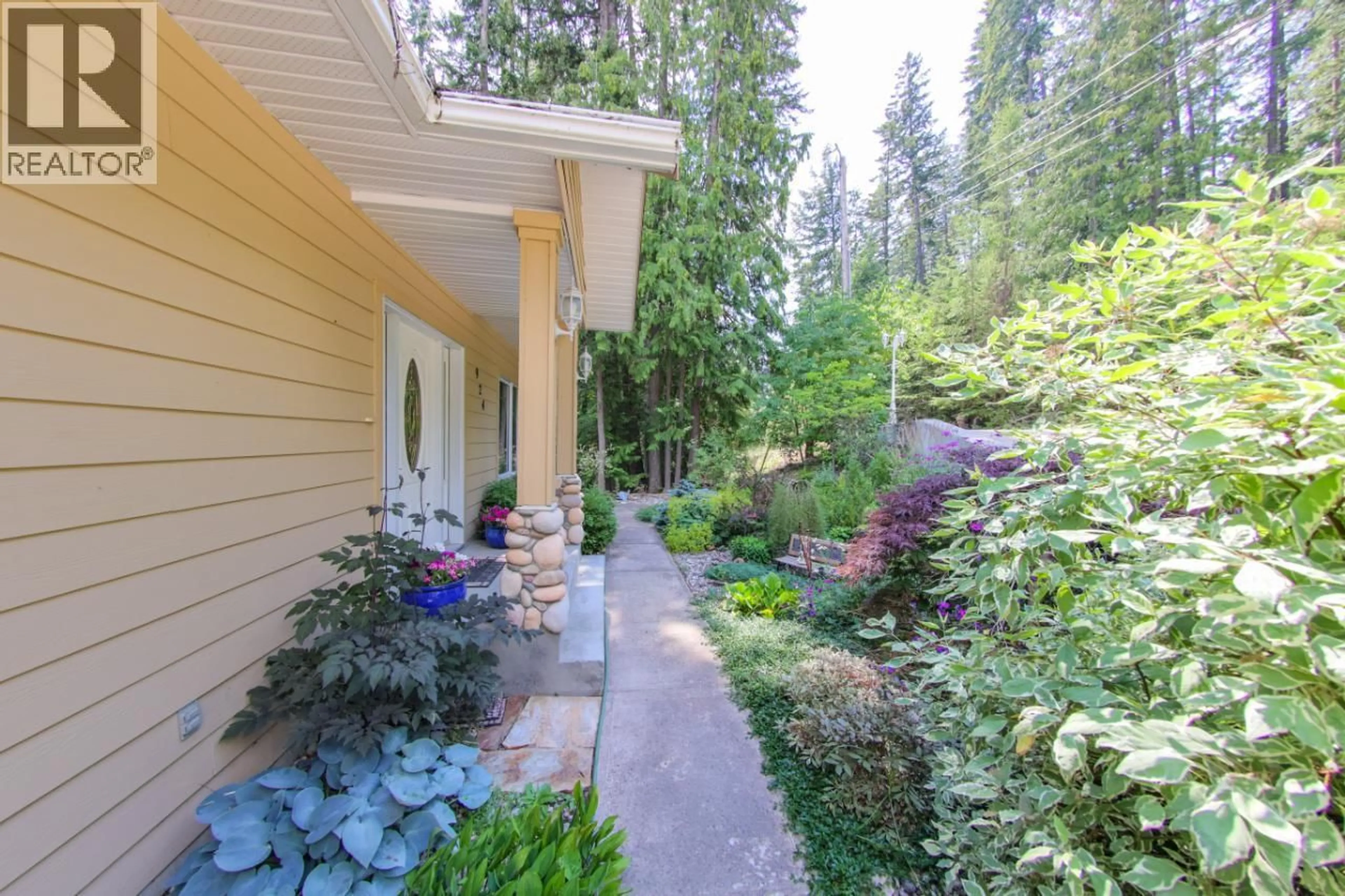 Patio, forest/trees view for 924 QUEENS ROAD, Balfour British Columbia V0G1C0