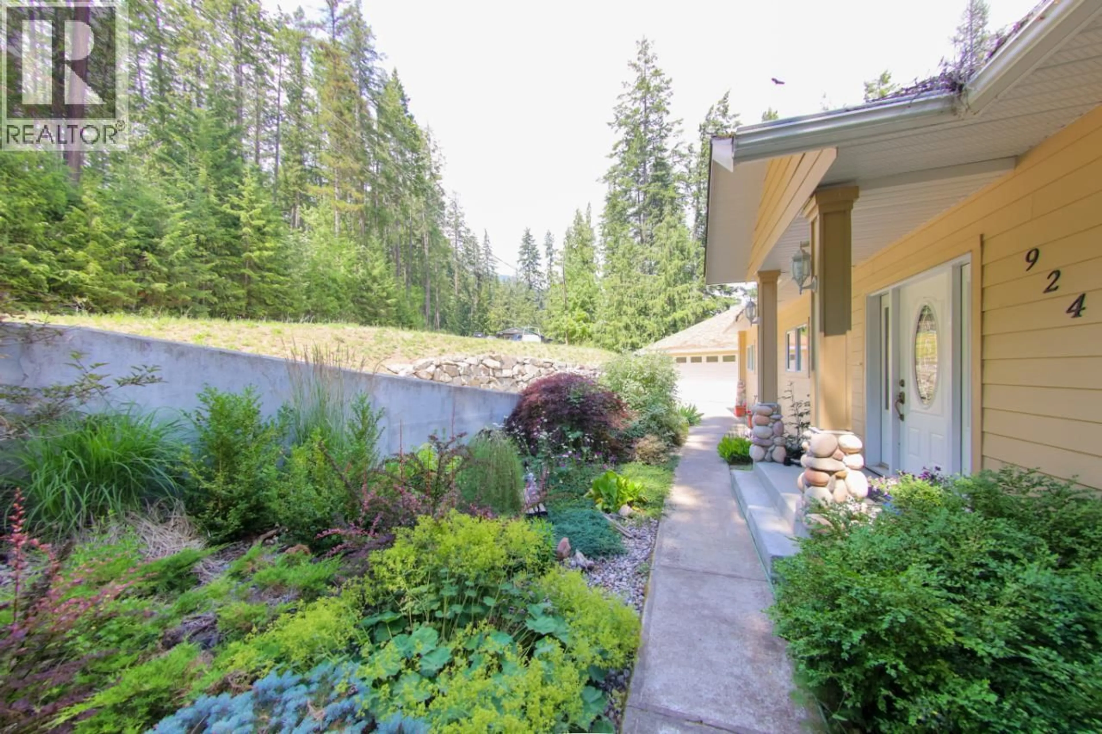 Patio, unknown for 924 QUEENS ROAD, Balfour British Columbia V0G1C0