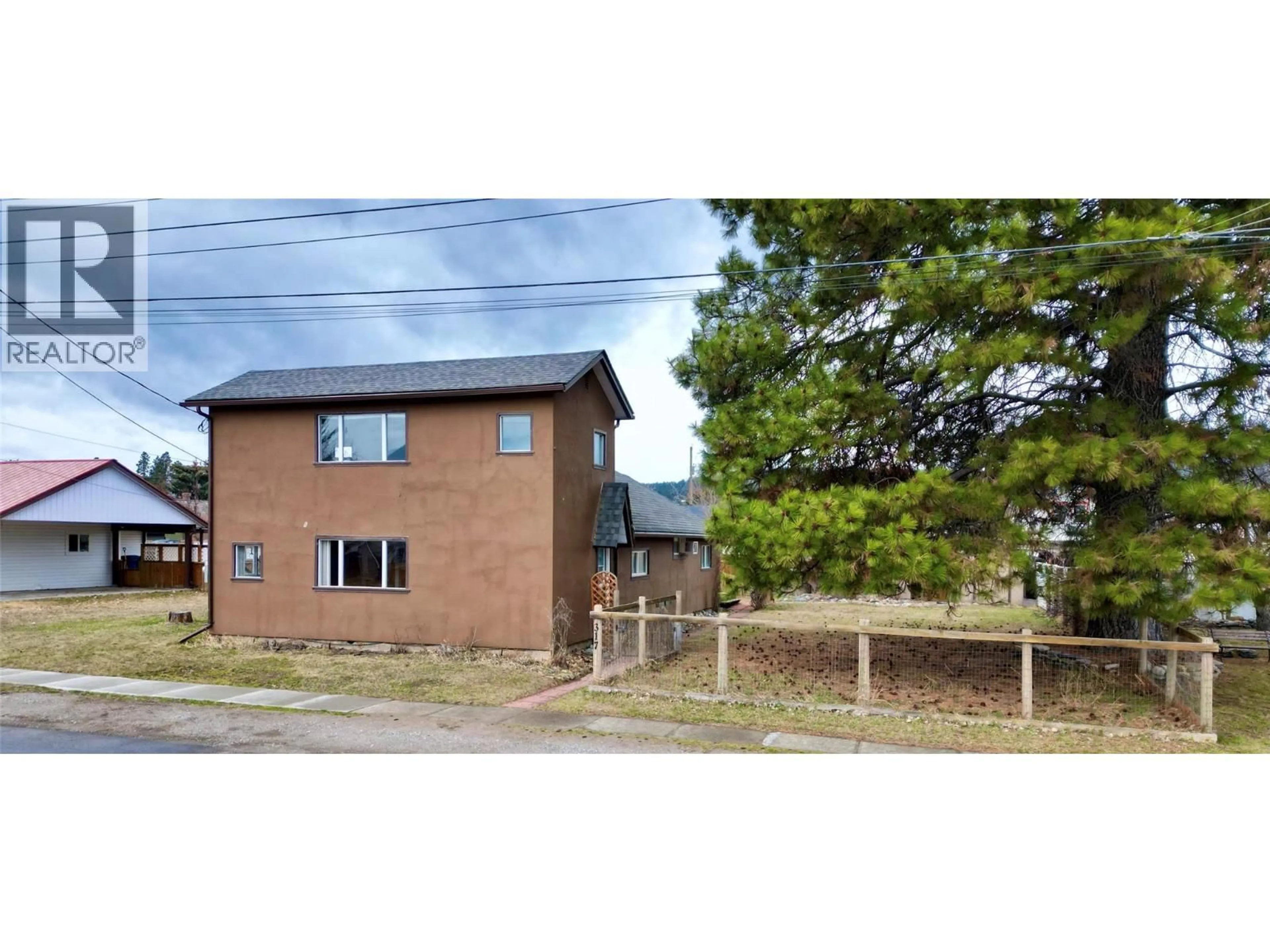 A pic from outside/outdoor area/front of a property/back of a property/a pic from drone, street for 317 4TH AVENUE SOUTH, Cranbrook British Columbia V1C2E6