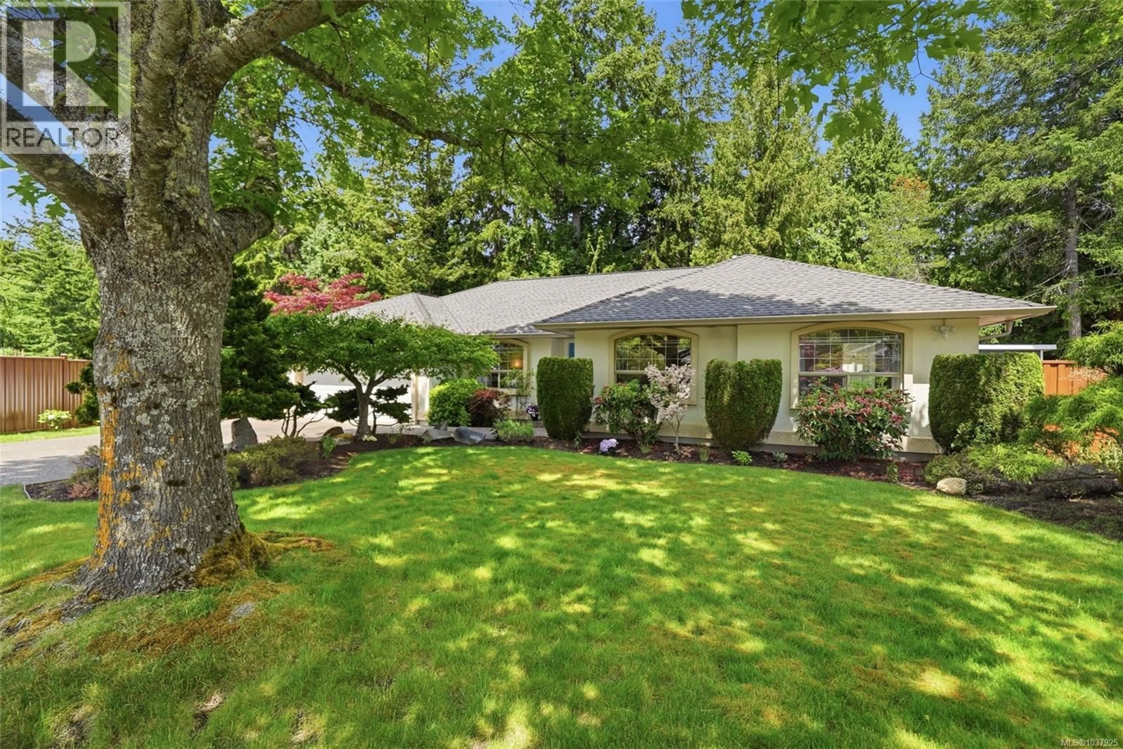 Home with vinyl exterior material, street for 541 TYEE CRESCENT, Qualicum Beach British Columbia V9K1B1