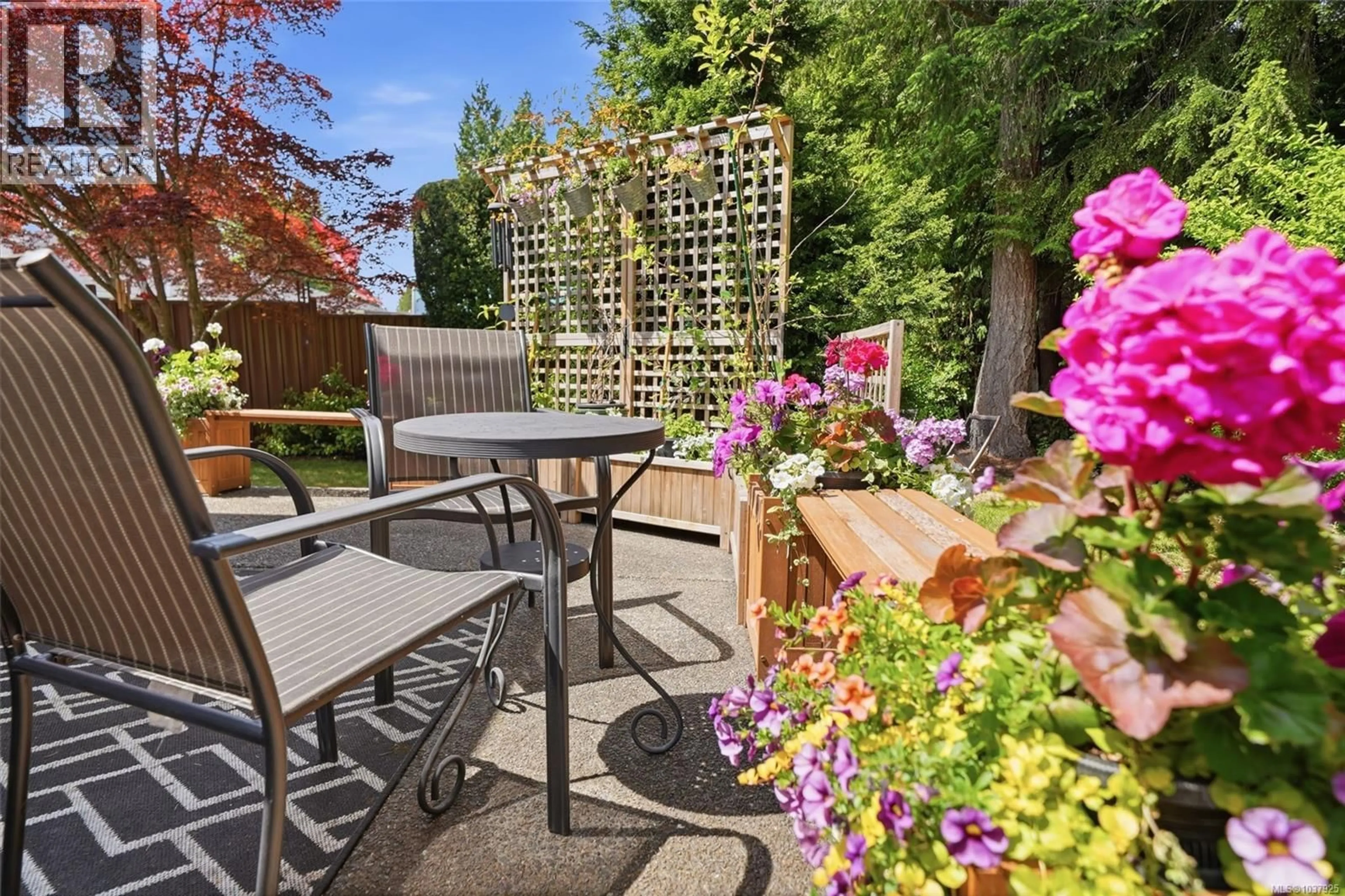 Patio, street for 541 TYEE CRESCENT, Qualicum Beach British Columbia V9K1B1