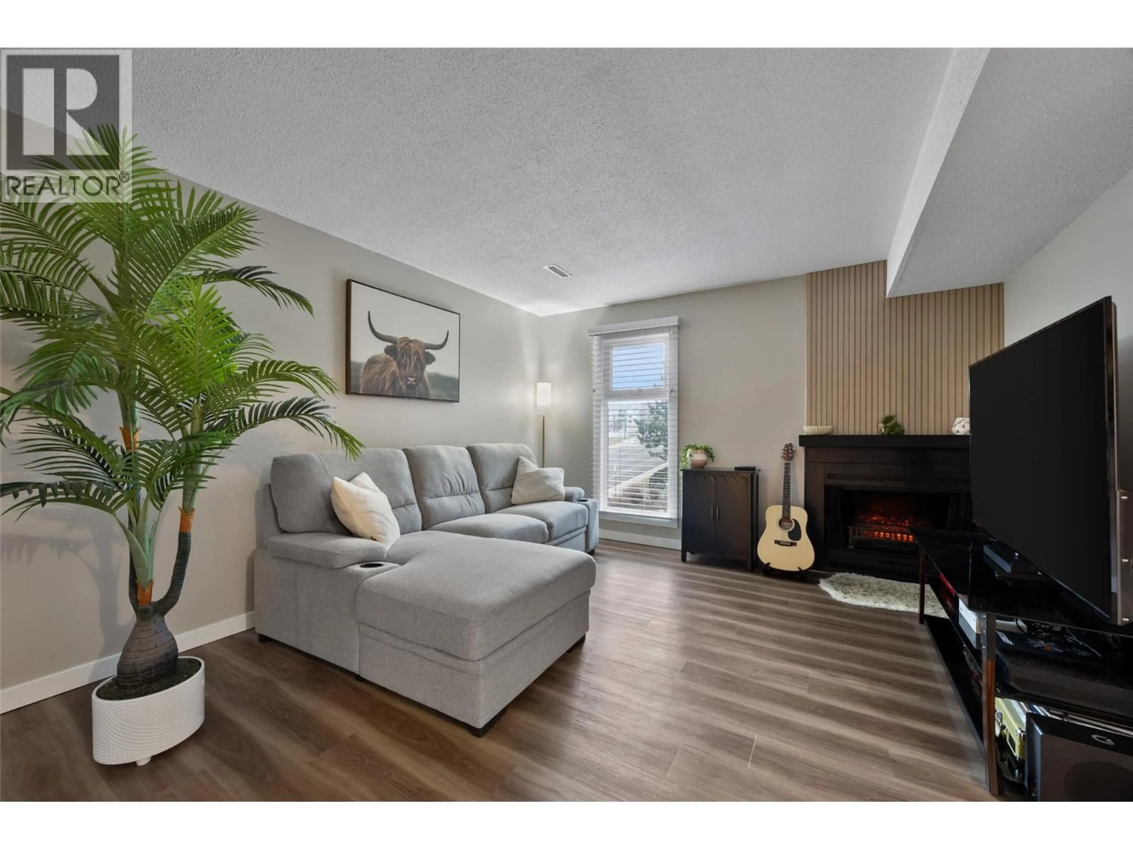 Living room with furniture, wood/laminate floor for 4 - 1221 HUGH ALLAN DRIVE, Kamloops British Columbia V1S1M7