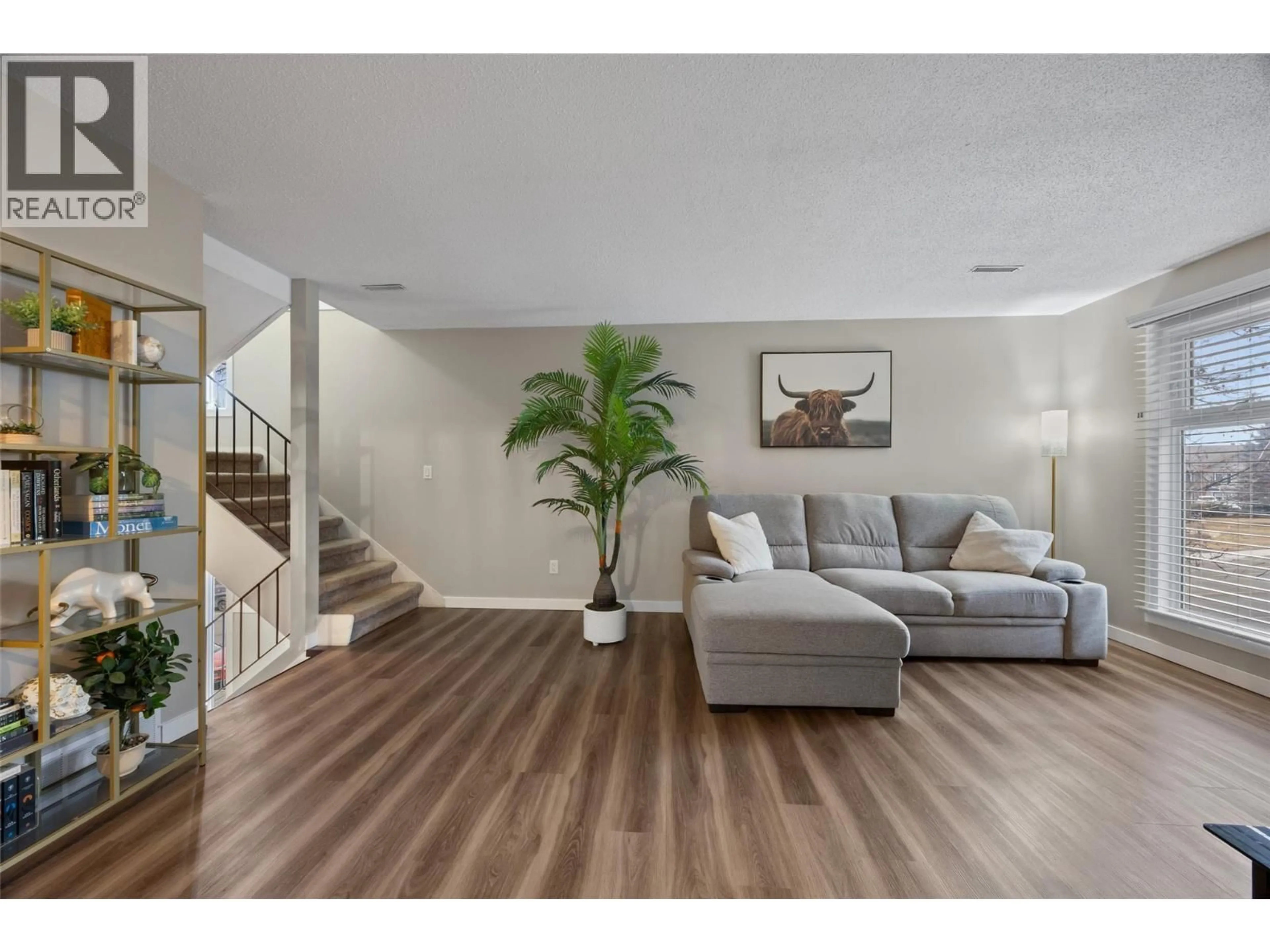 Living room with furniture, wood/laminate floor for 4 - 1221 HUGH ALLAN DRIVE, Kamloops British Columbia V1S1M7