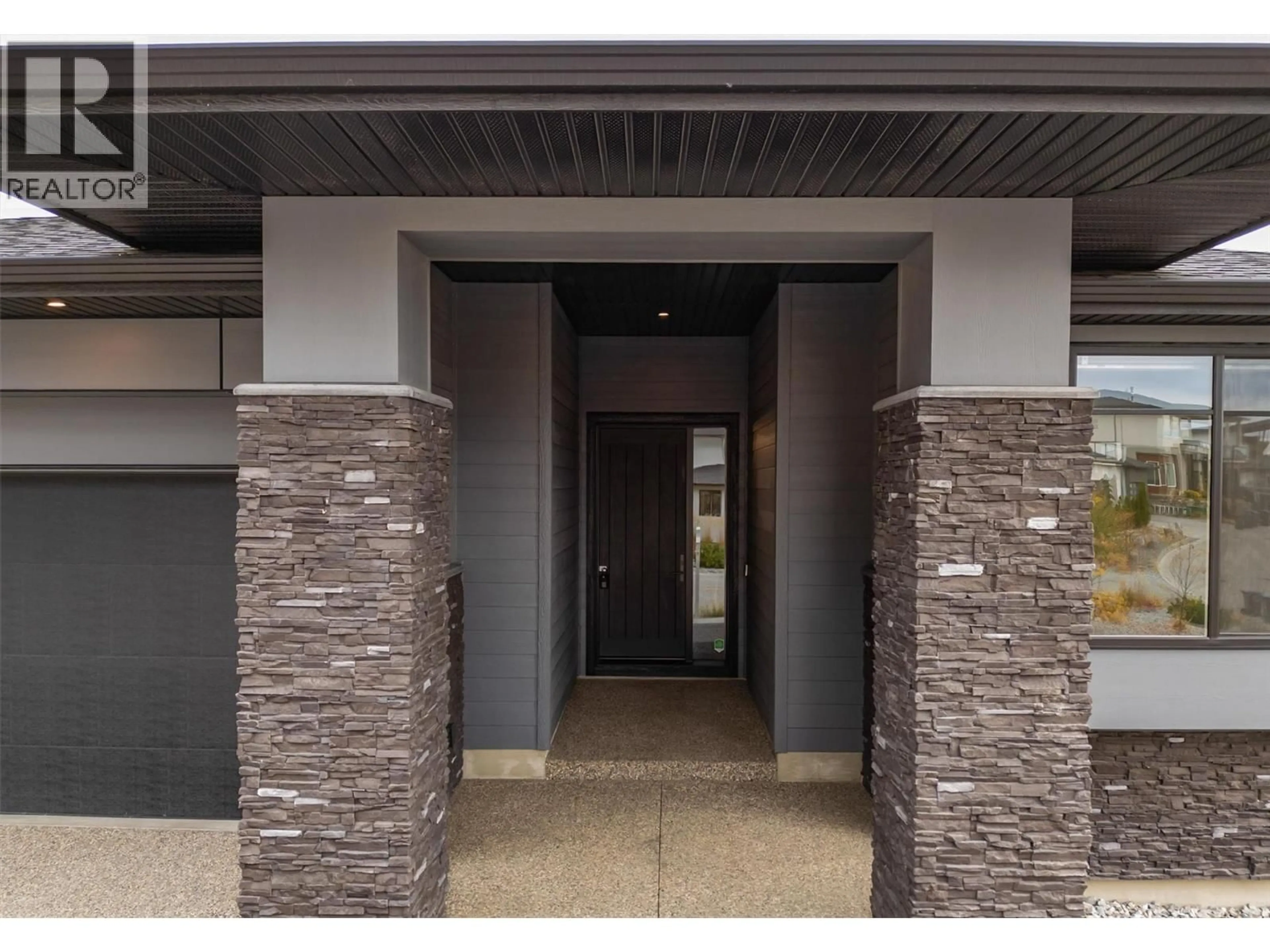 Indoor foyer for 1049 LOSETH DRIVE, Kelowna British Columbia V1P0A1