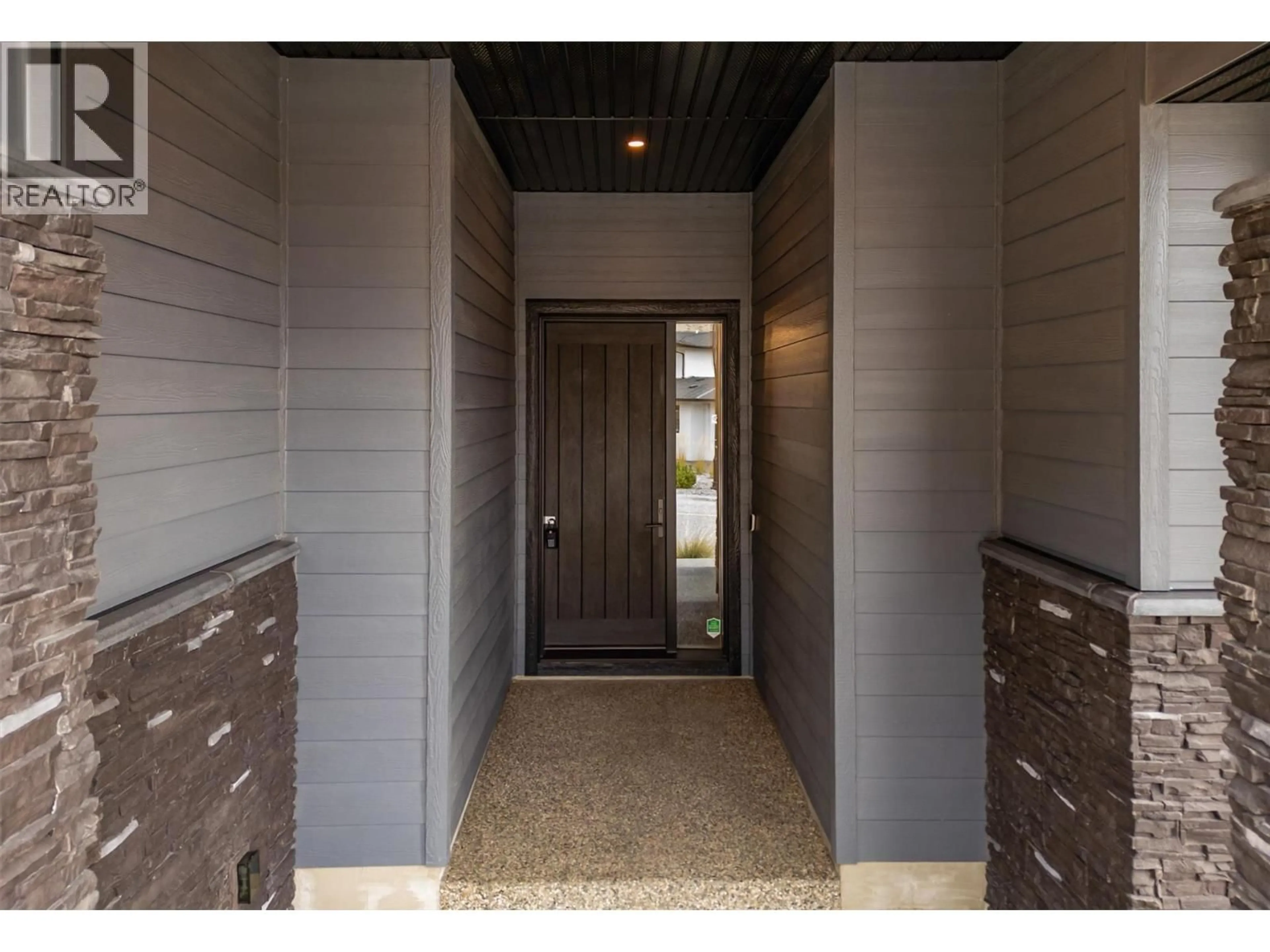 Indoor entryway for 1049 LOSETH DRIVE, Kelowna British Columbia V1P0A1