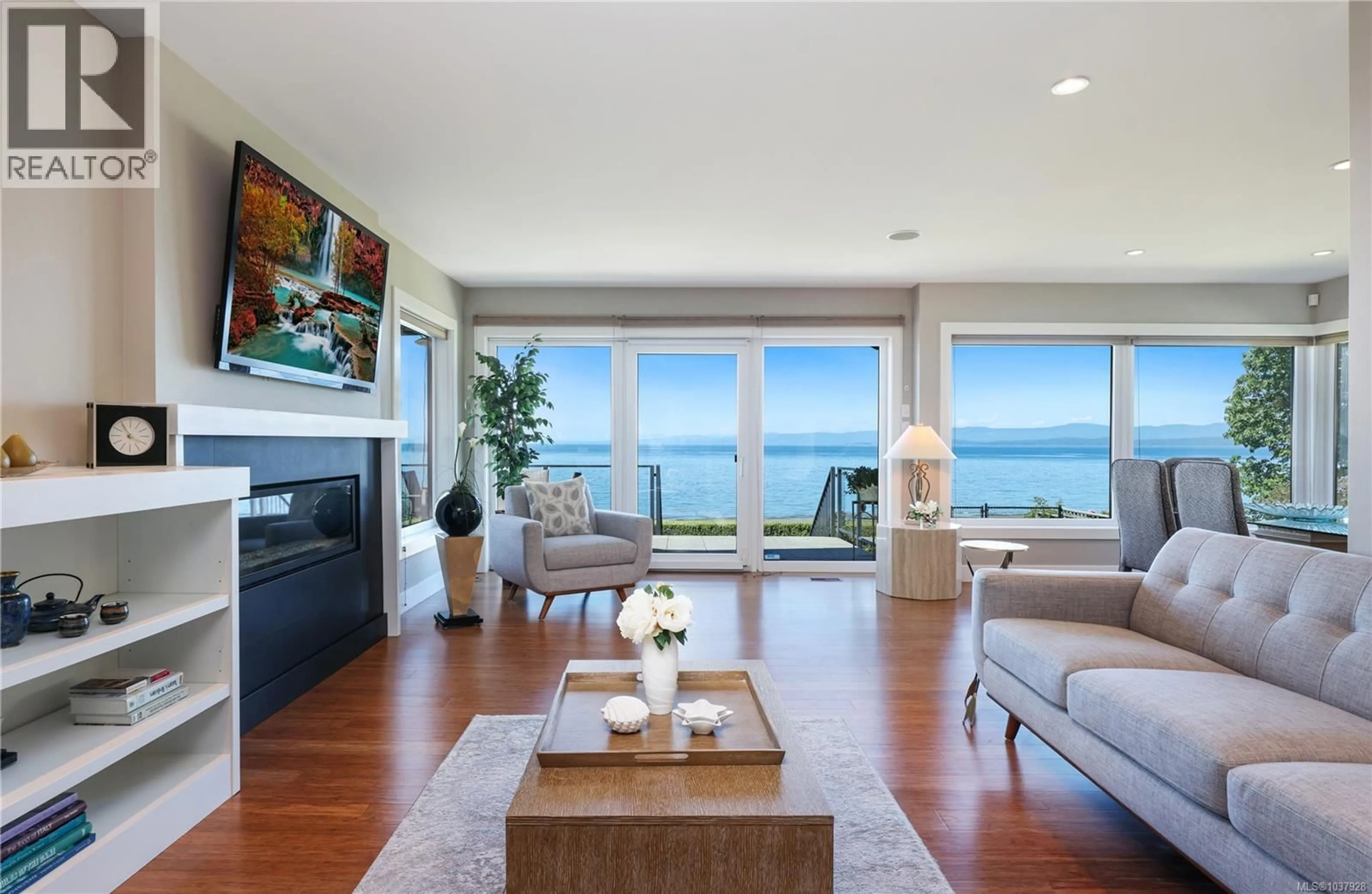 Living room with furniture, unknown for 311 POPLAR AVENUE, Qualicum Beach British Columbia V9K1J7