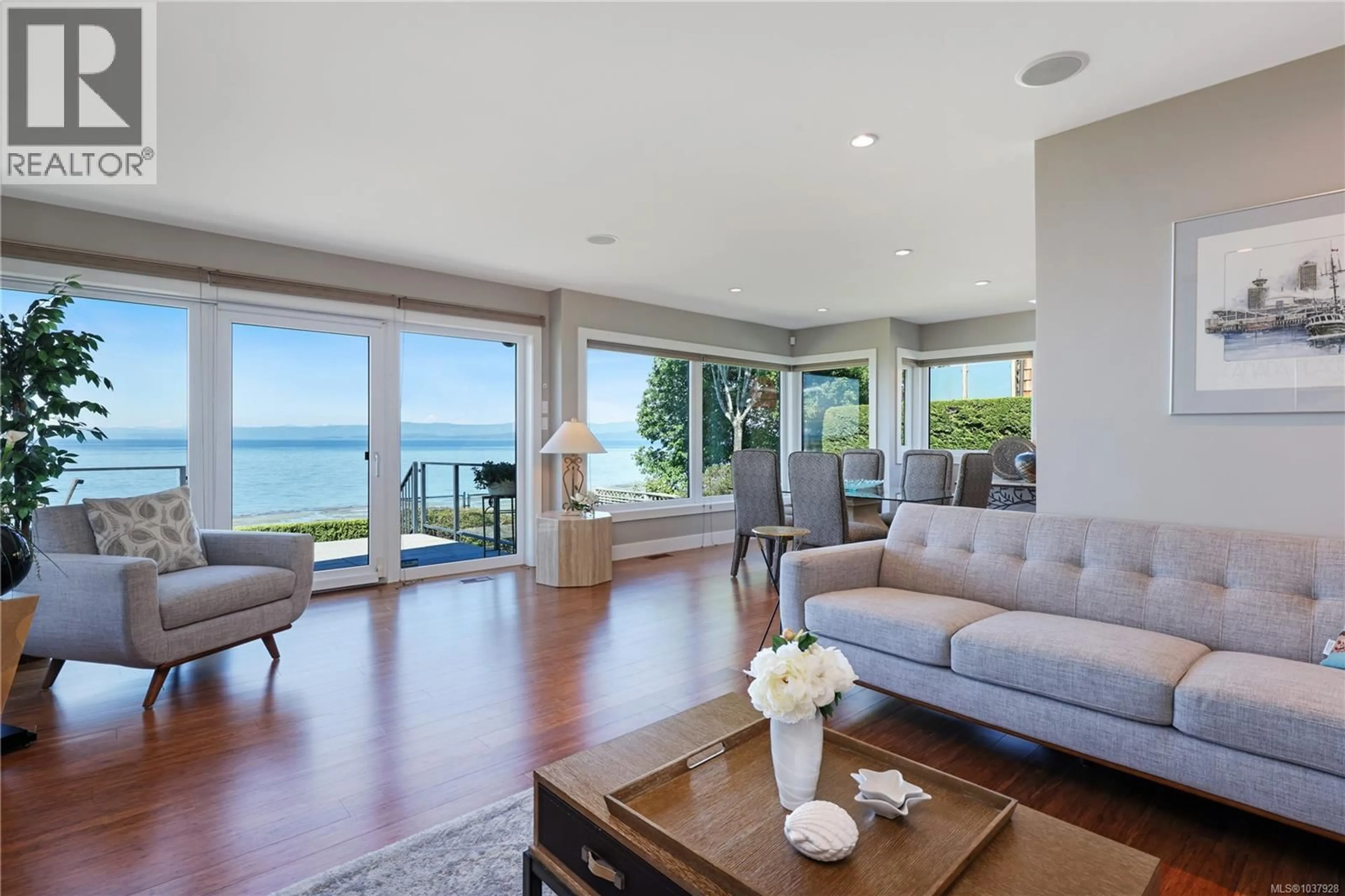 Living room with furniture, unknown for 311 POPLAR AVENUE, Qualicum Beach British Columbia V9K1J7