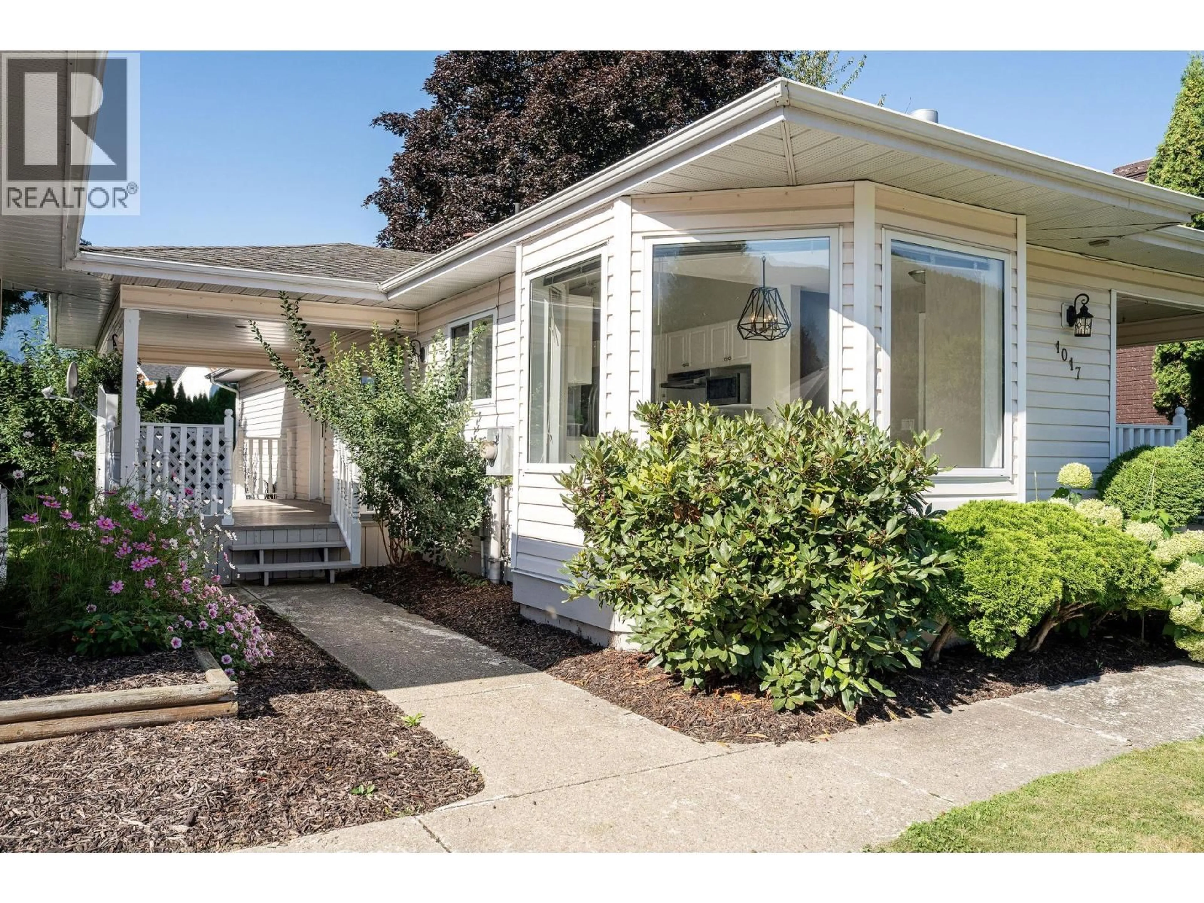 Home with vinyl exterior material, street for 1017 COTTONWOOD STREET, Revelstoke British Columbia V0E2S0