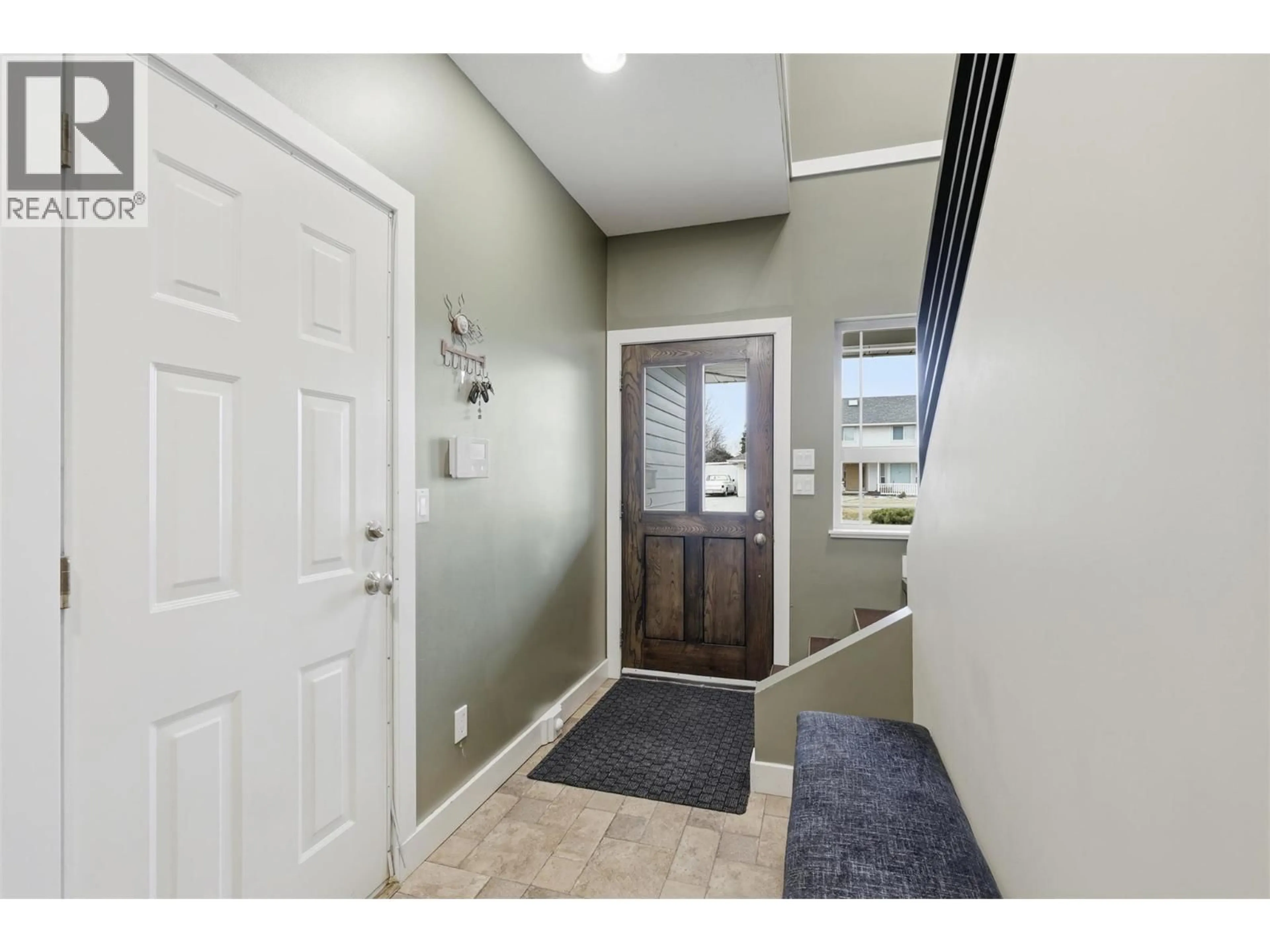 Indoor entryway for 406 CHILCO AVENUE, Kamloops British Columbia V2H1L9