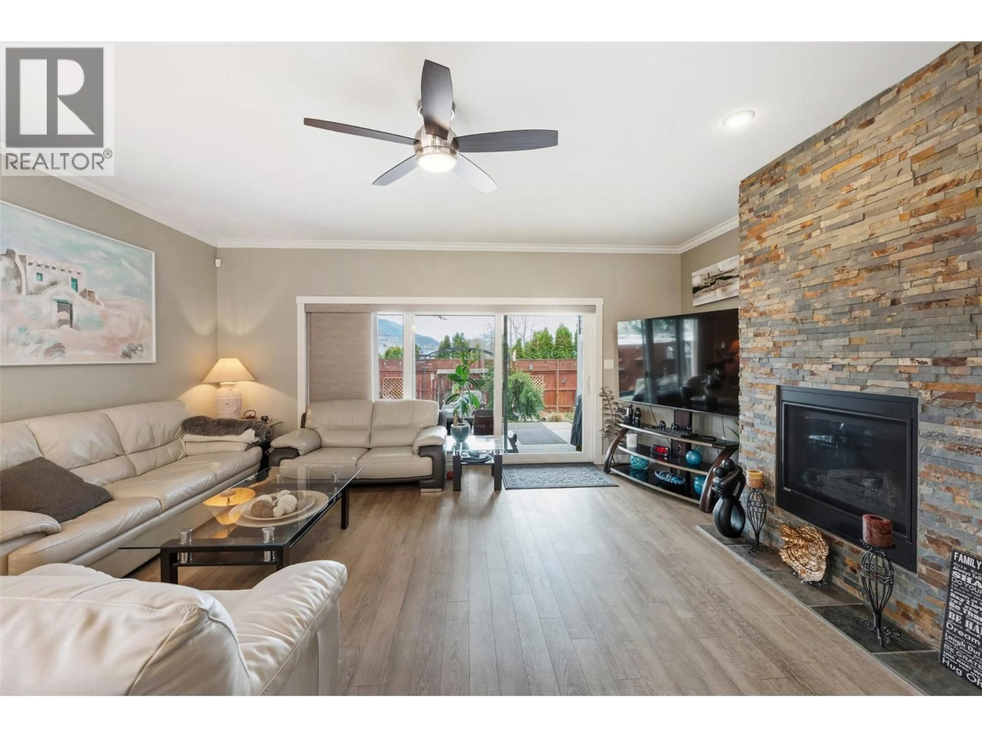 Living room with furniture, wood/laminate floor for 220 BRANDON AVENUE, Penticton British Columbia V2A3S6