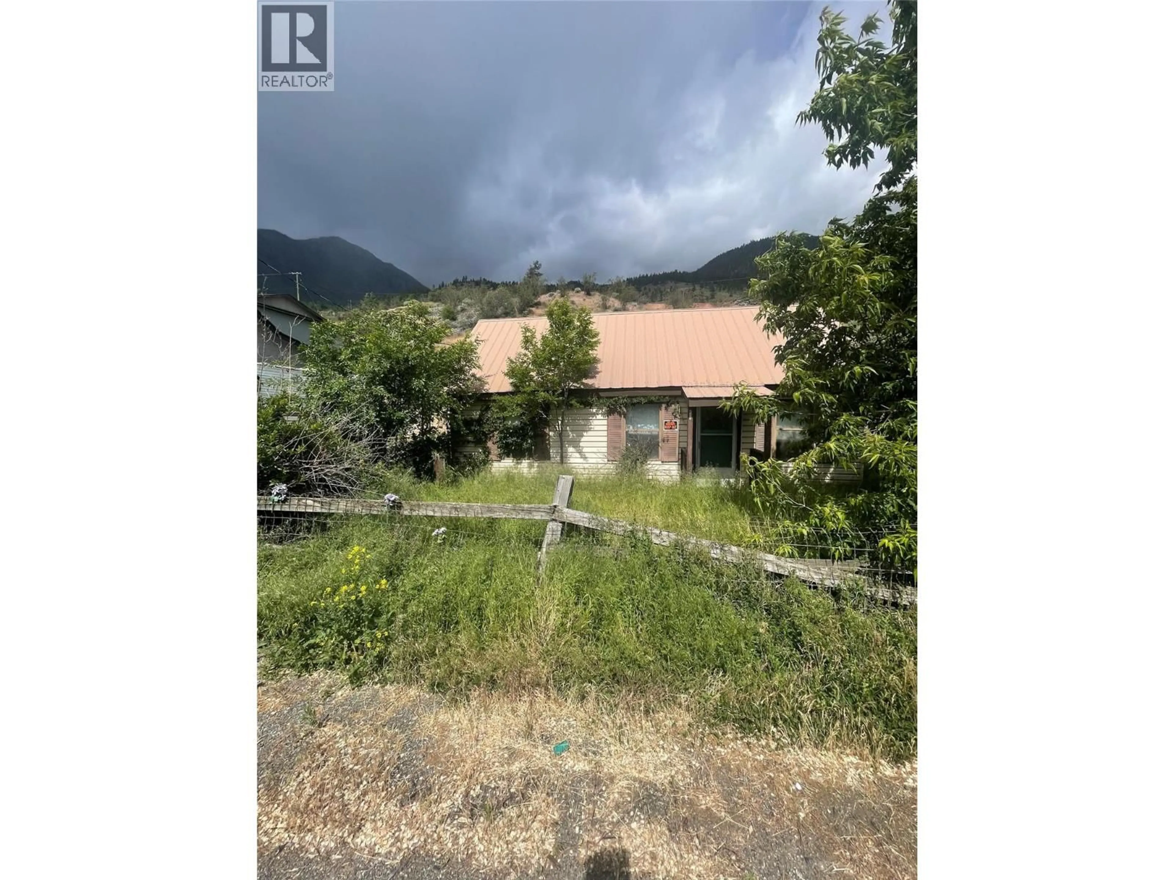 A pic from outside/outdoor area/front of a property/back of a property/a pic from drone, mountain view for 685 RUSSELL LANE, Lillooet British Columbia V0K1V0
