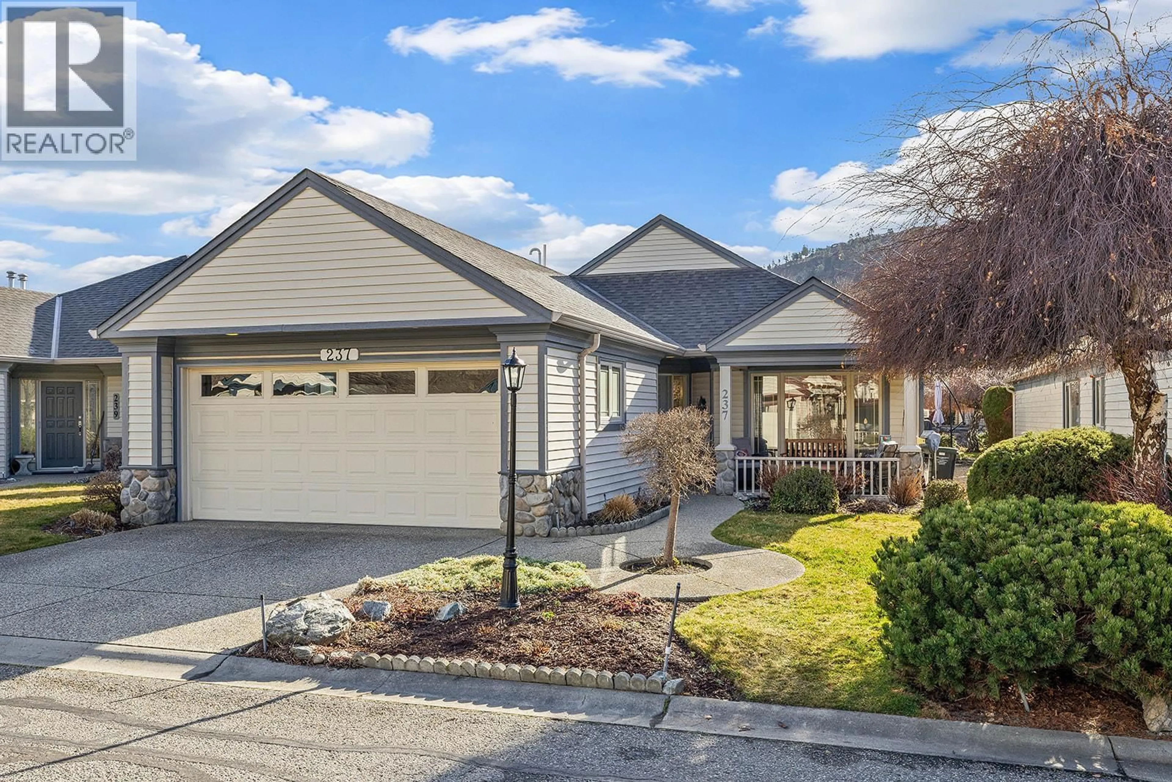 Home with vinyl exterior material, street for 237 - 550 YATES ROAD, Kelowna British Columbia V1V1Z4