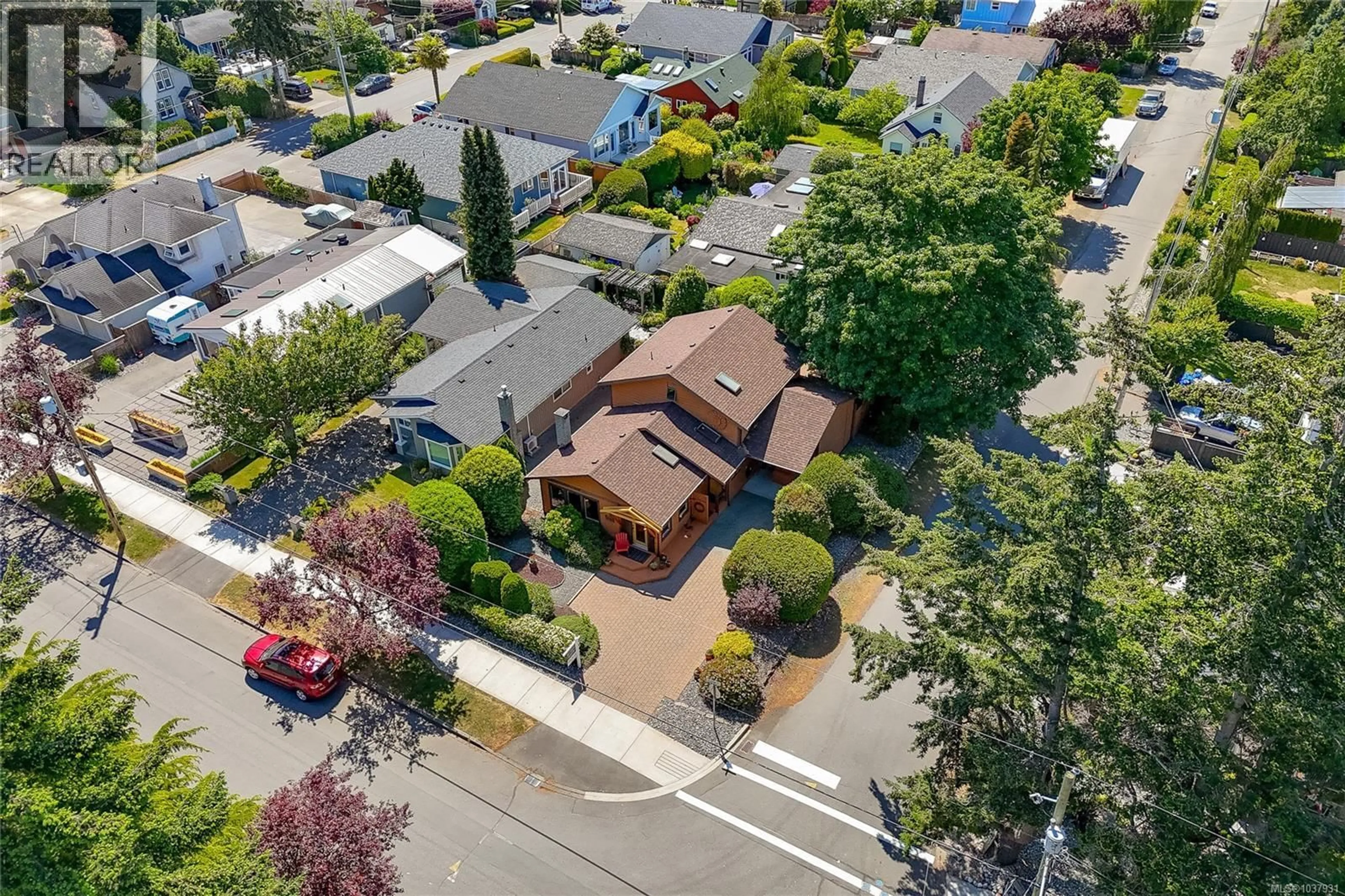 A pic from outside/outdoor area/front of a property/back of a property/a pic from drone, street for 10210 THIRD STREET, Sidney British Columbia V8L3B9