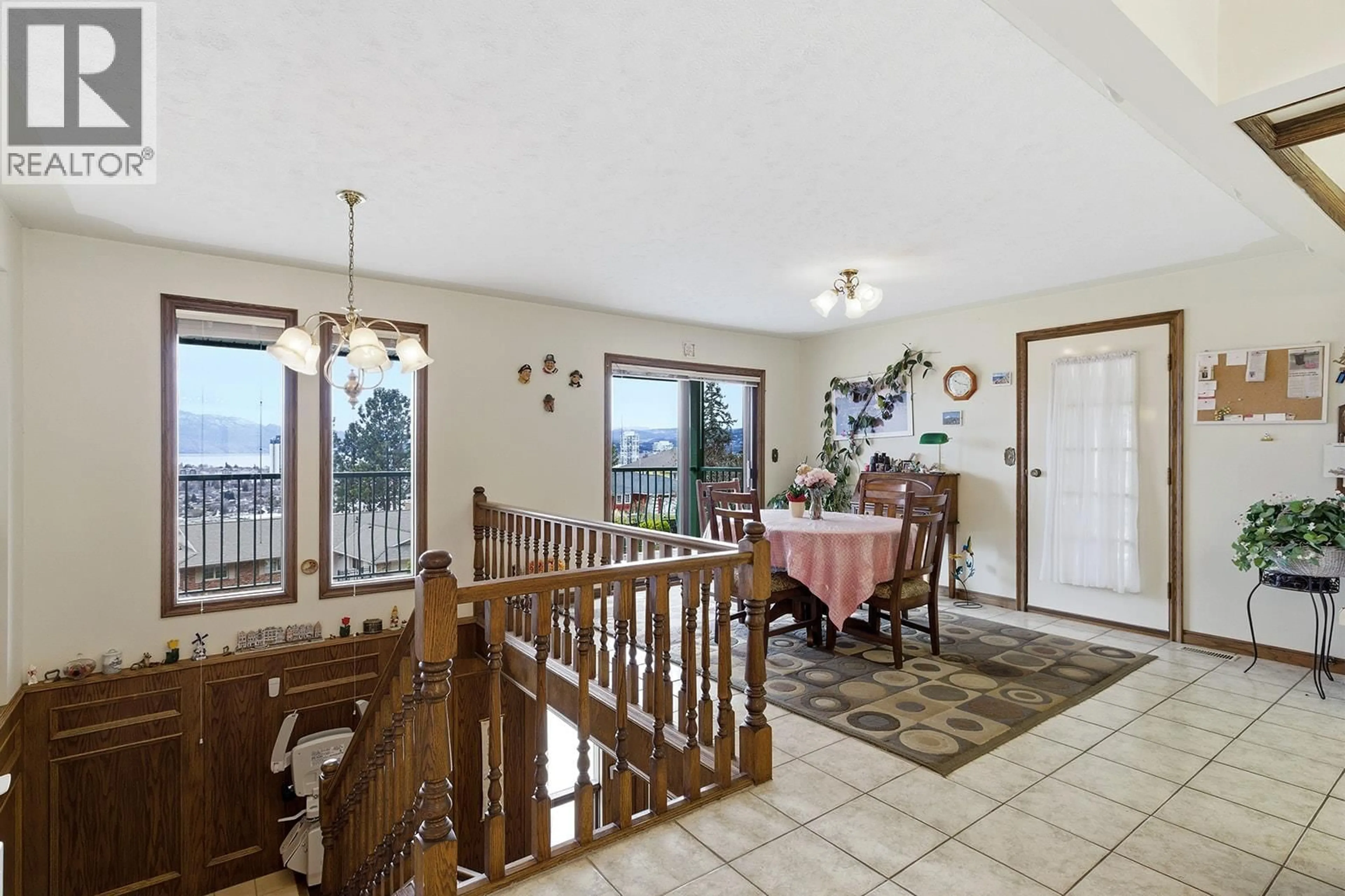 Indoor foyer for 845 MOUNT ROYAL DRIVE, Kelowna British Columbia V1Y3M3