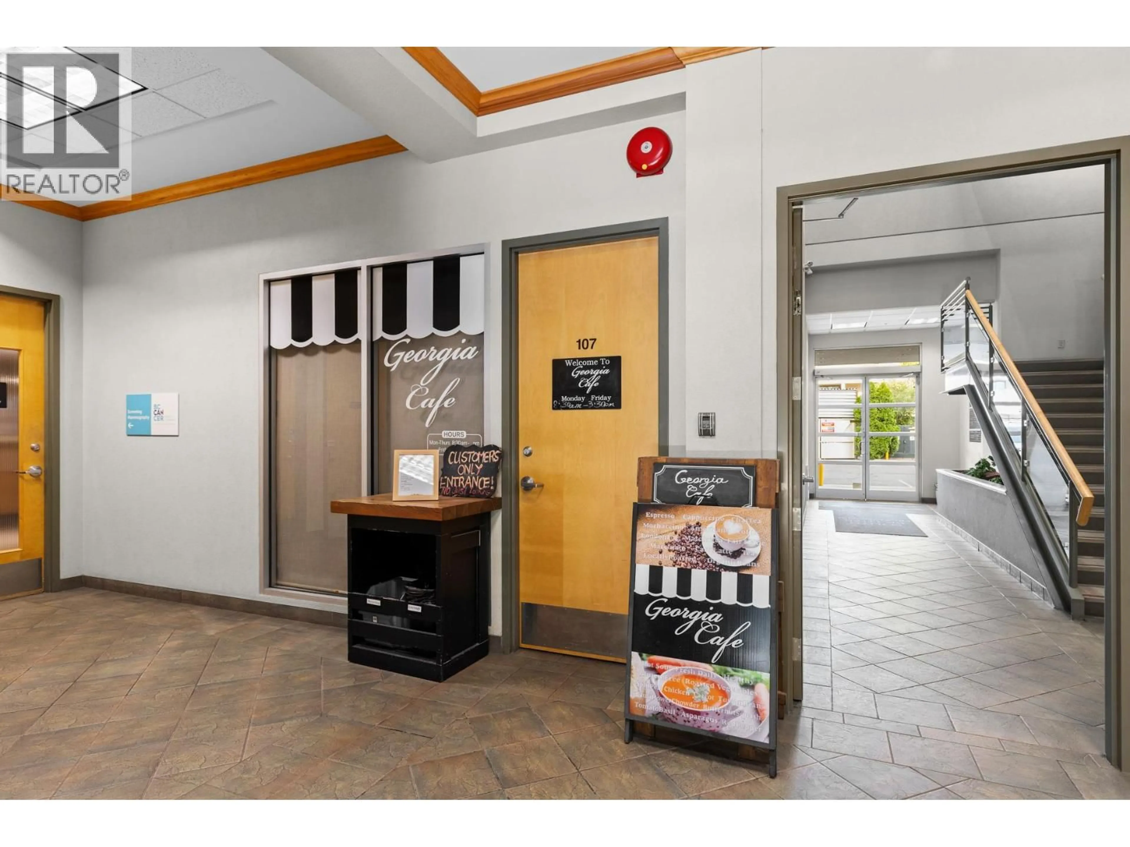 Indoor foyer for 107 - 3330 RICHTER STREET, Kelowna British Columbia V1W4V5