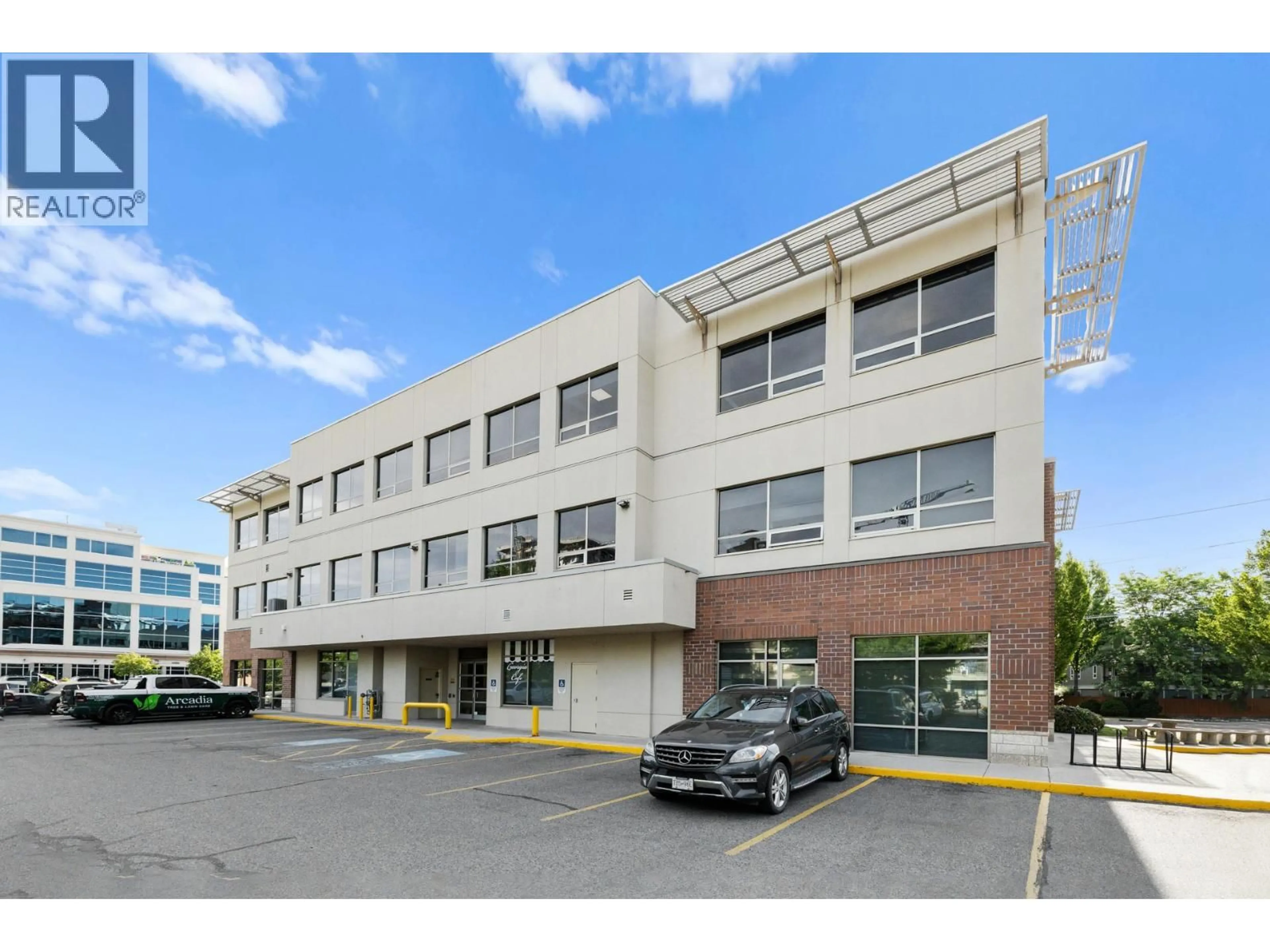 Indoor foyer for 107 - 3330 RICHTER STREET, Kelowna British Columbia V1W4V5