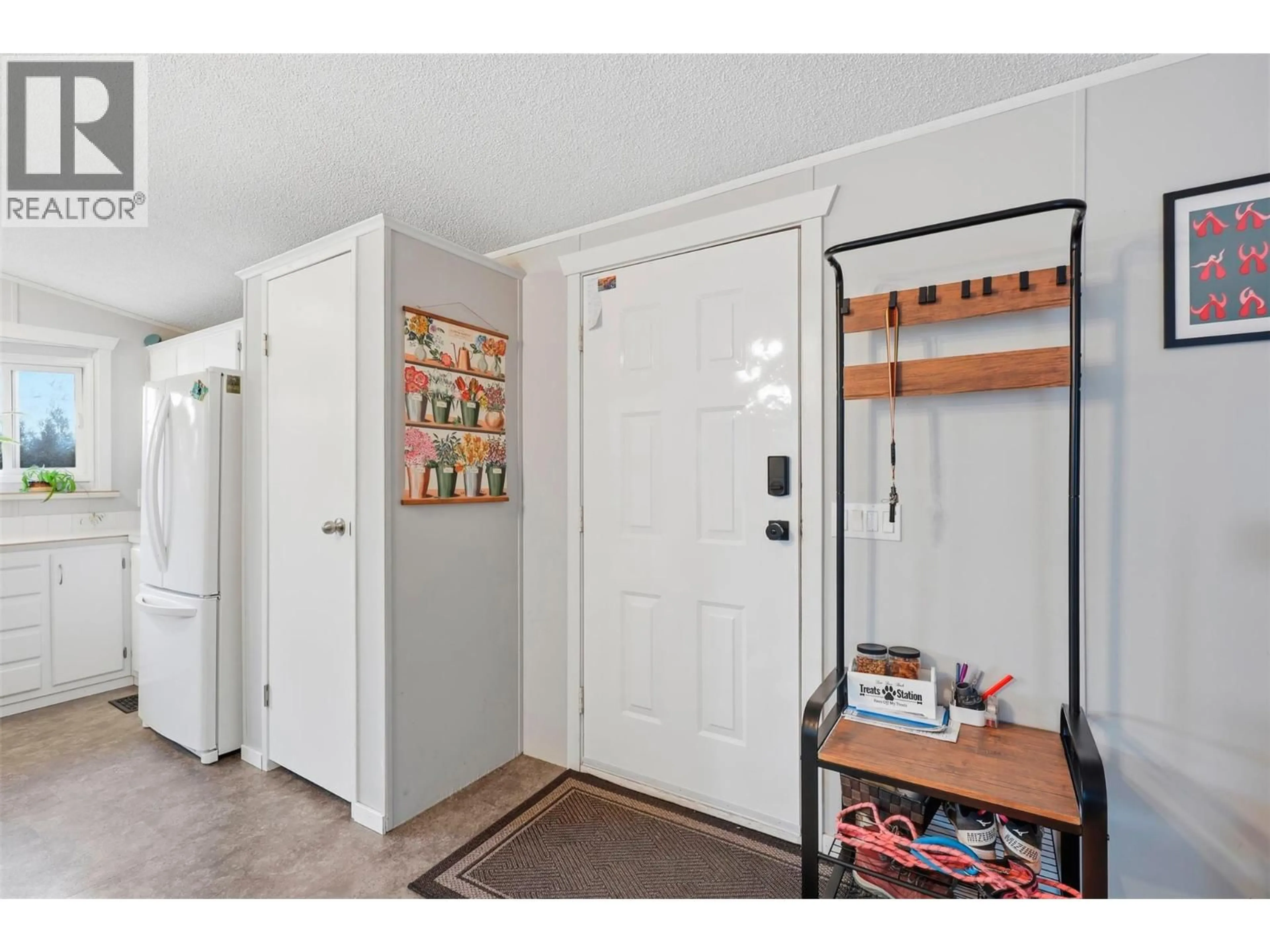 Indoor entryway for 35 - 1555 HOWE ROAD, Kamloops British Columbia V1S1N1